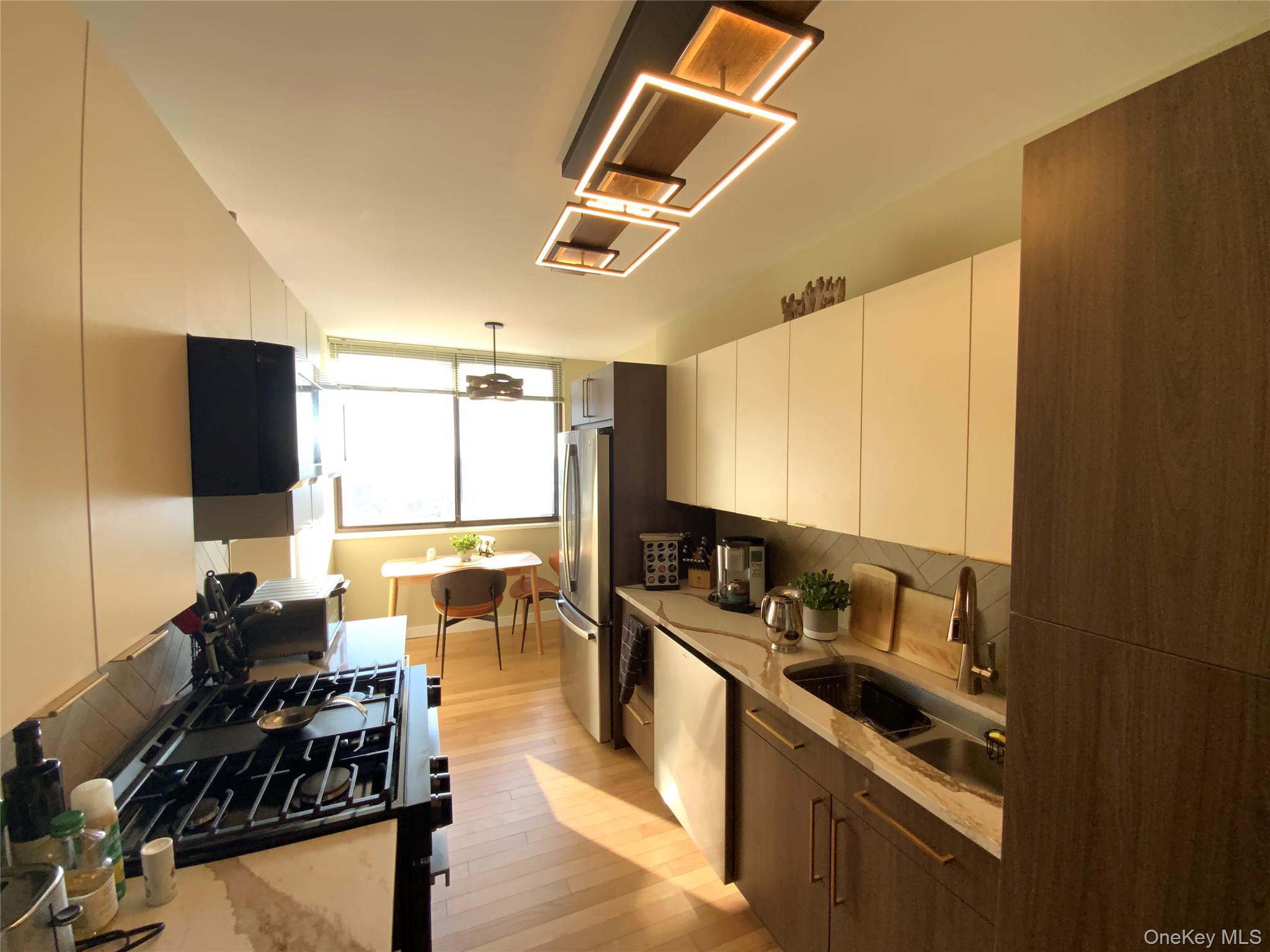 #16 photo, 26910 Grand Central Parkway, कुईंस Floral Park , NY 11005