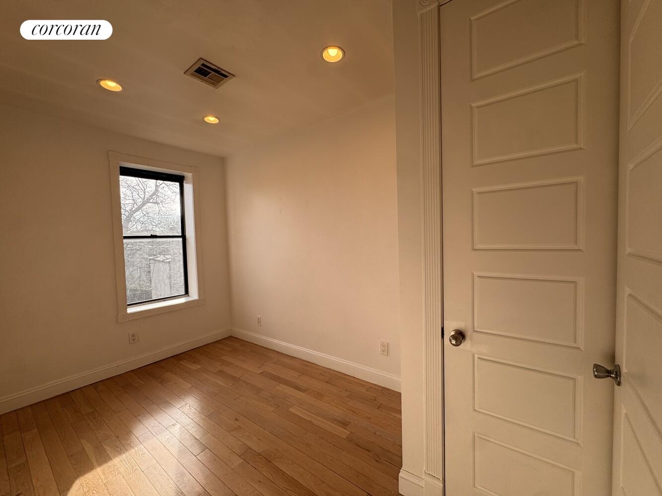 #7 photo, Brooklyn, ब्रुकलीन Crown Heights , NY 11233