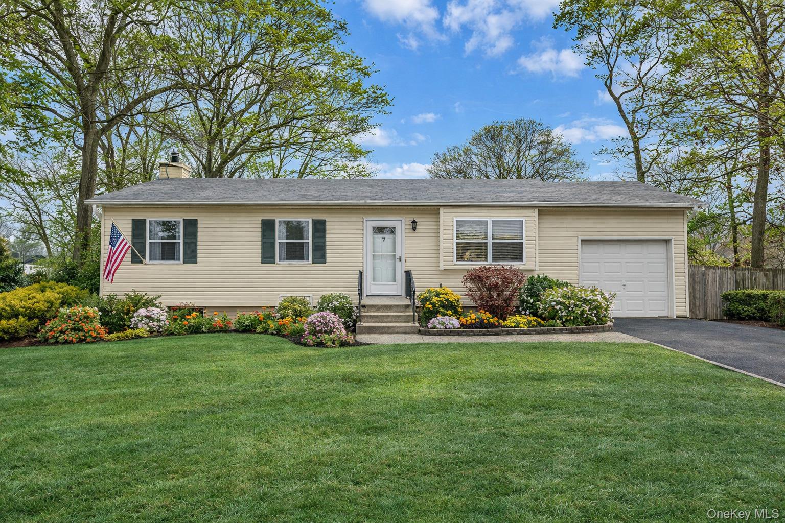 #1 photo, 7 Poinsetta Avenue, Middle Island , NY 11953