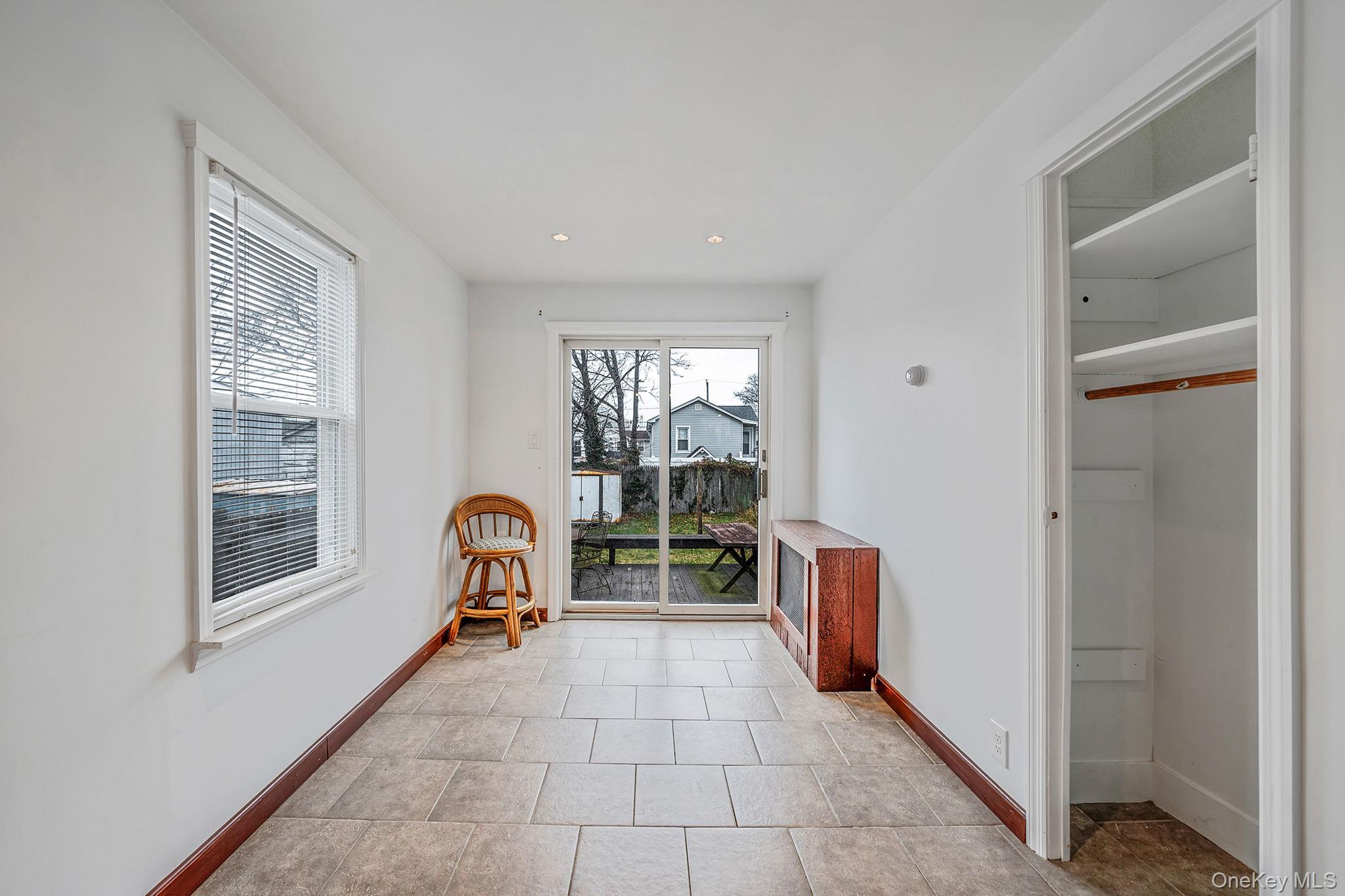 #11 photo, 8 Eastern Concourse, सफ़ोक काउंटी Amityville , NY 11701