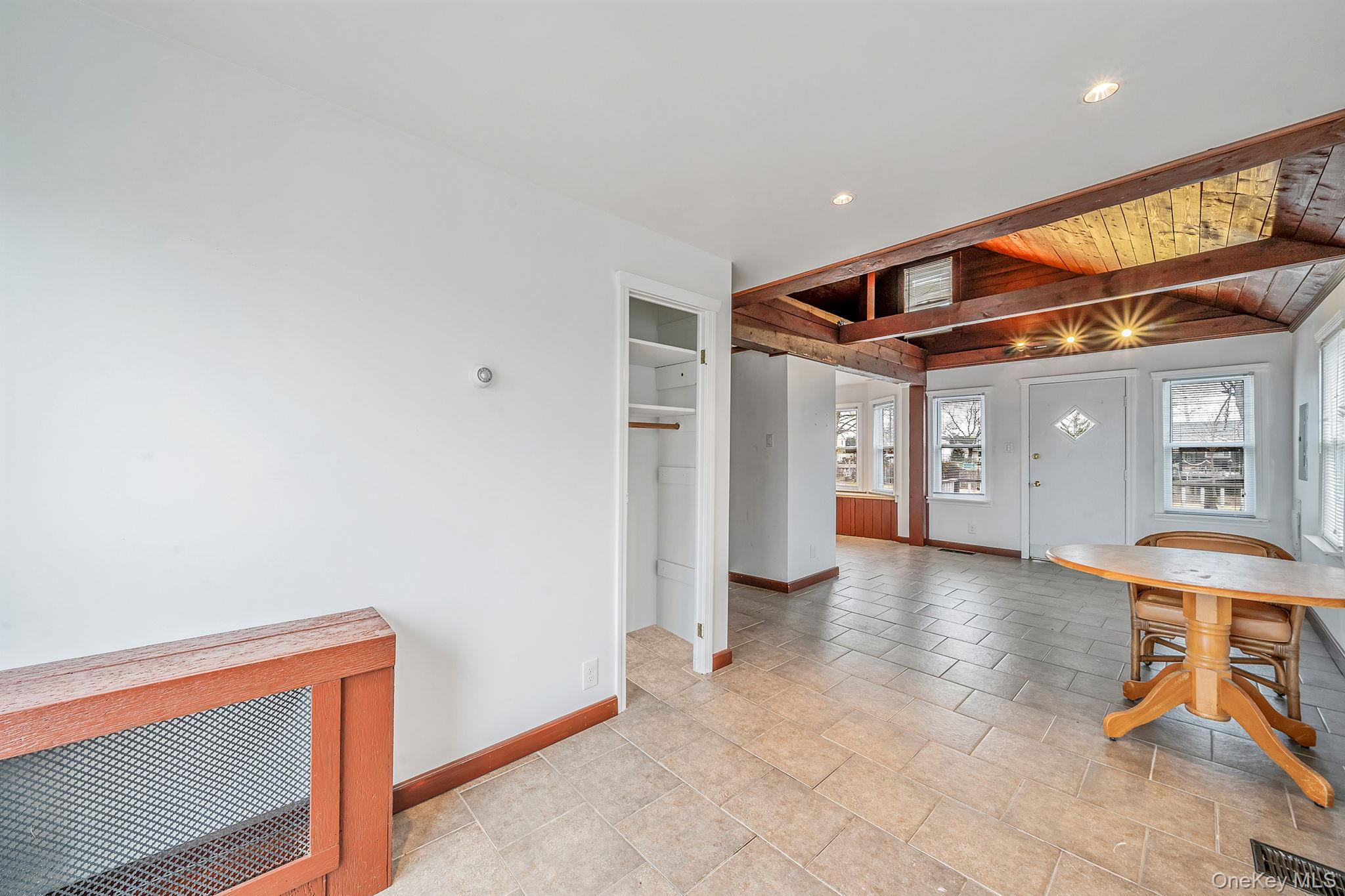 #12 photo, 8 Eastern Concourse, सफ़ोक काउंटी Amityville , NY 11701