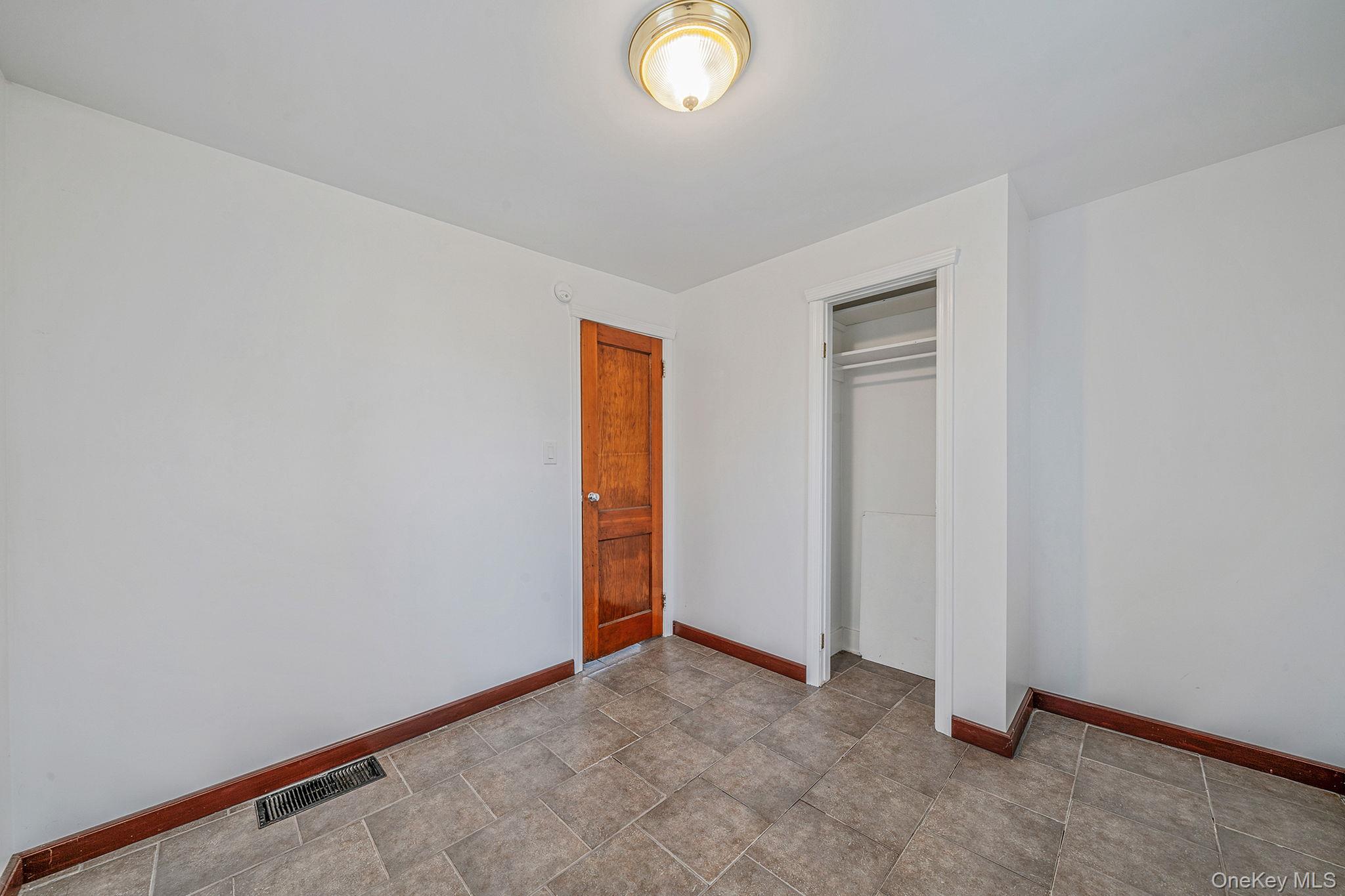 #14 photo, 8 Eastern Concourse, सफ़ोक काउंटी Amityville , NY 11701