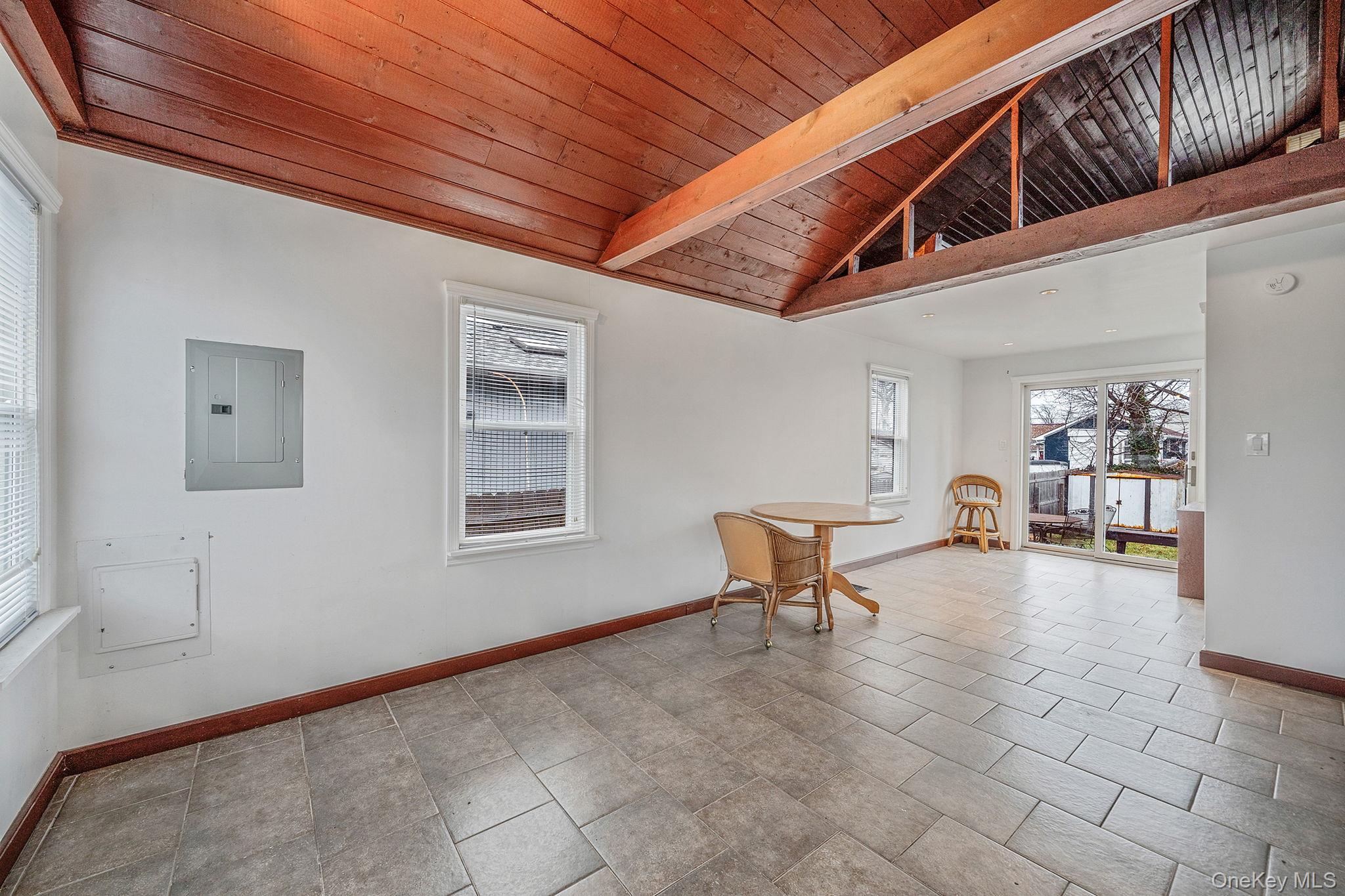 #7 photo, 8 Eastern Concourse, सफ़ोक काउंटी Amityville , NY 11701