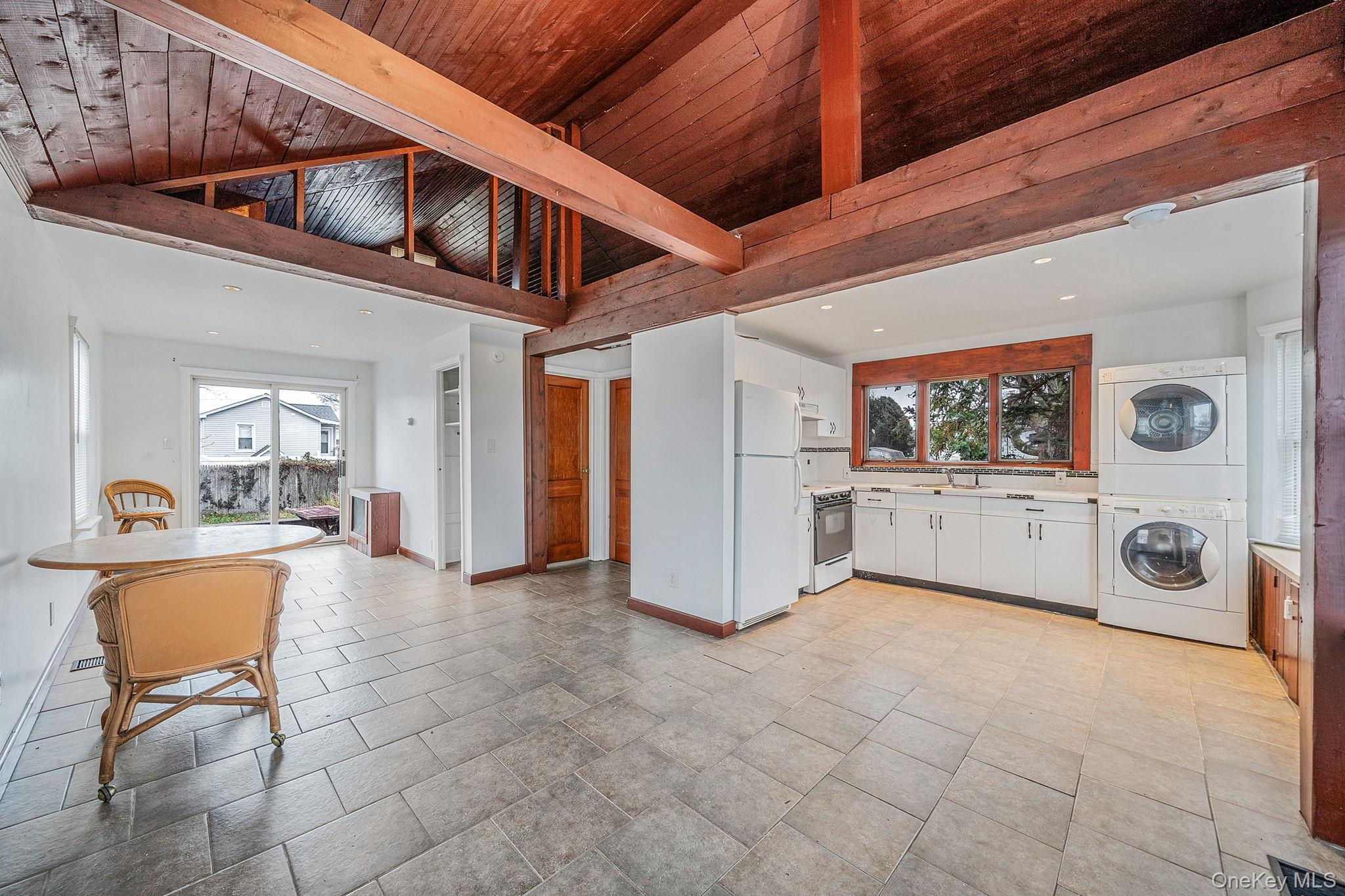 #9 photo, 8 Eastern Concourse, सफ़ोक काउंटी Amityville , NY 11701