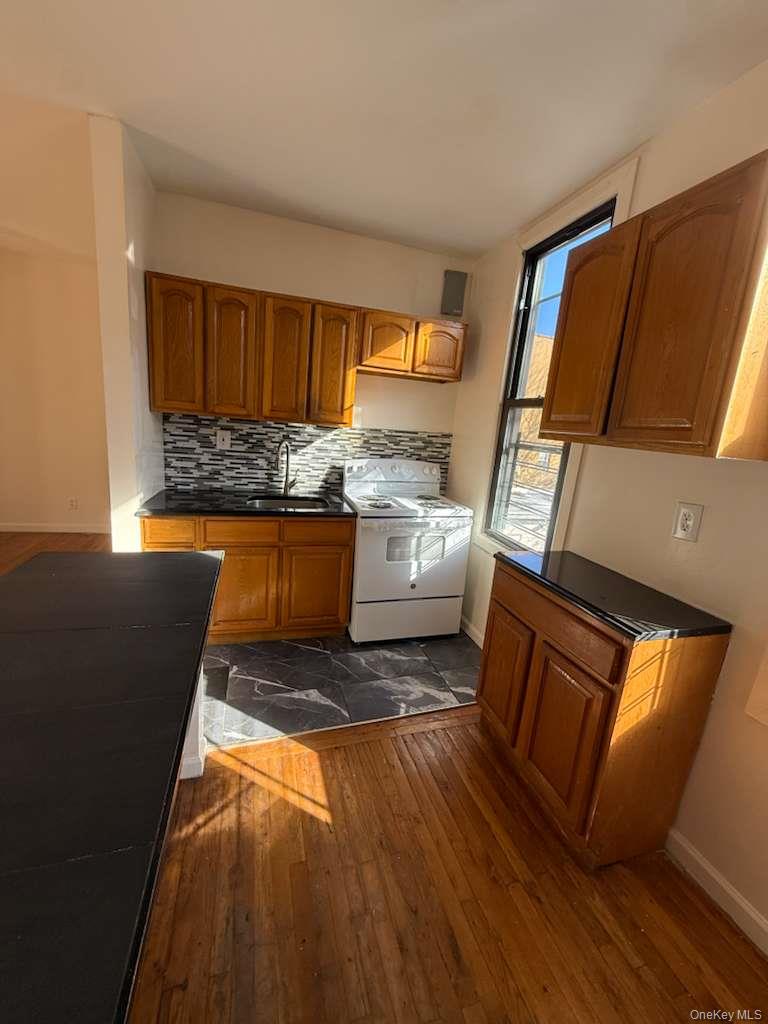 #12 photo, 2304 Bassford Avenue, 브롱크스 Bronx , NY 10458