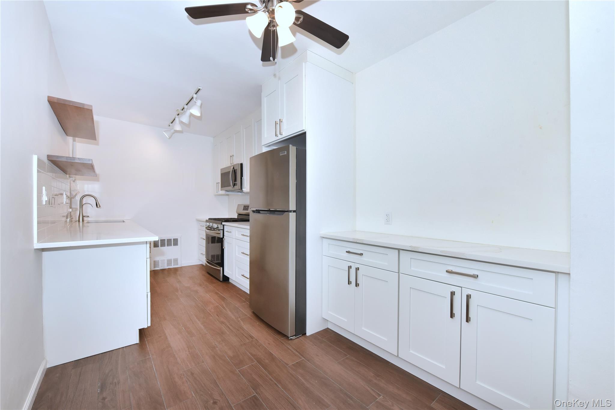 #16 photo, 15 HILL PARK Avenue, ग्रेट नेक Great Neck Plaza , NY 11021