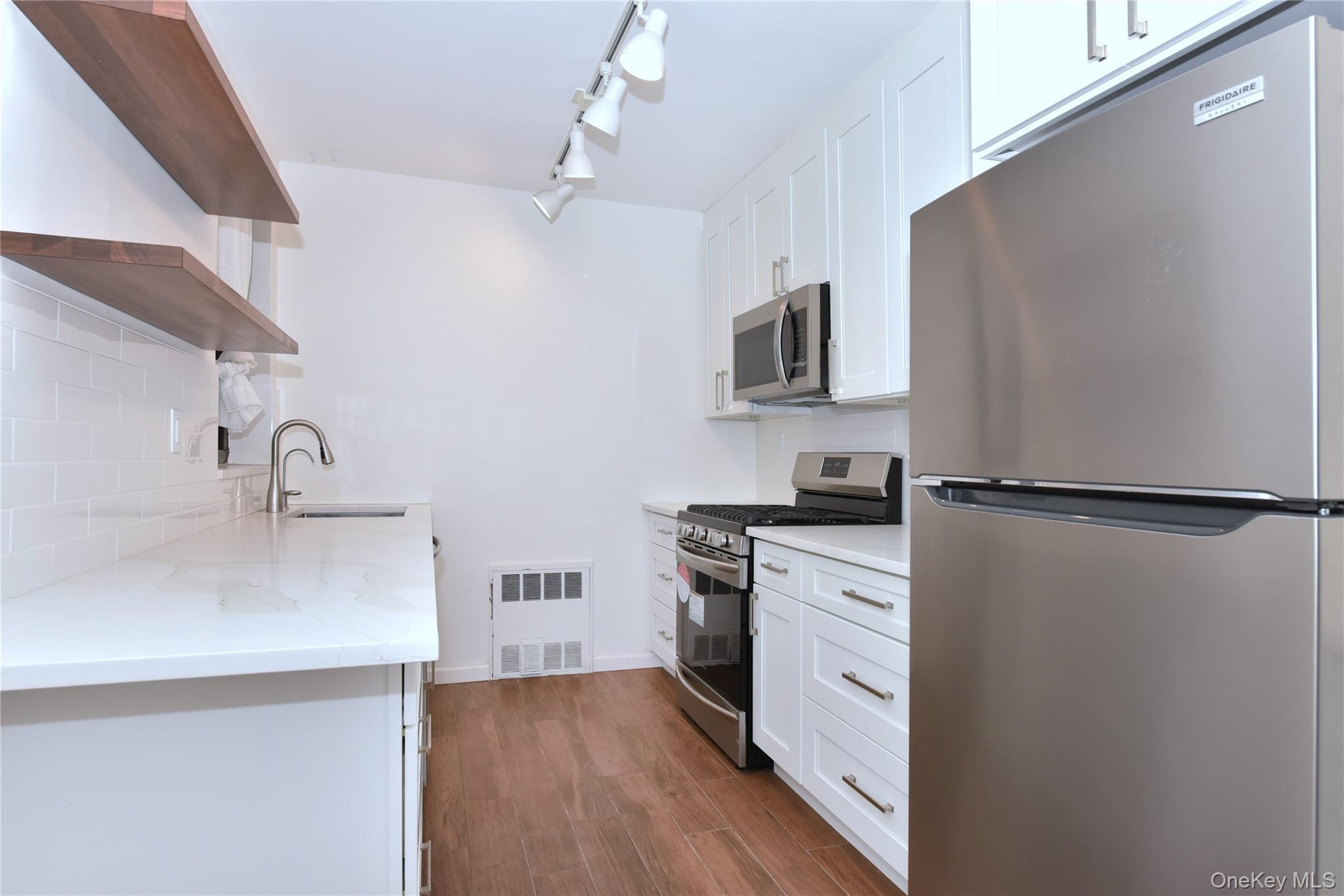 #17 photo, 15 HILL PARK Avenue, ग्रेट नेक Great Neck Plaza , NY 11021