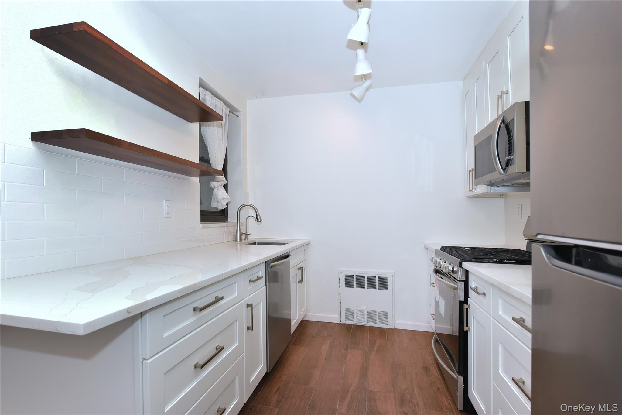 #18 photo, 15 HILL PARK Avenue, ग्रेट नेक Great Neck Plaza , NY 11021