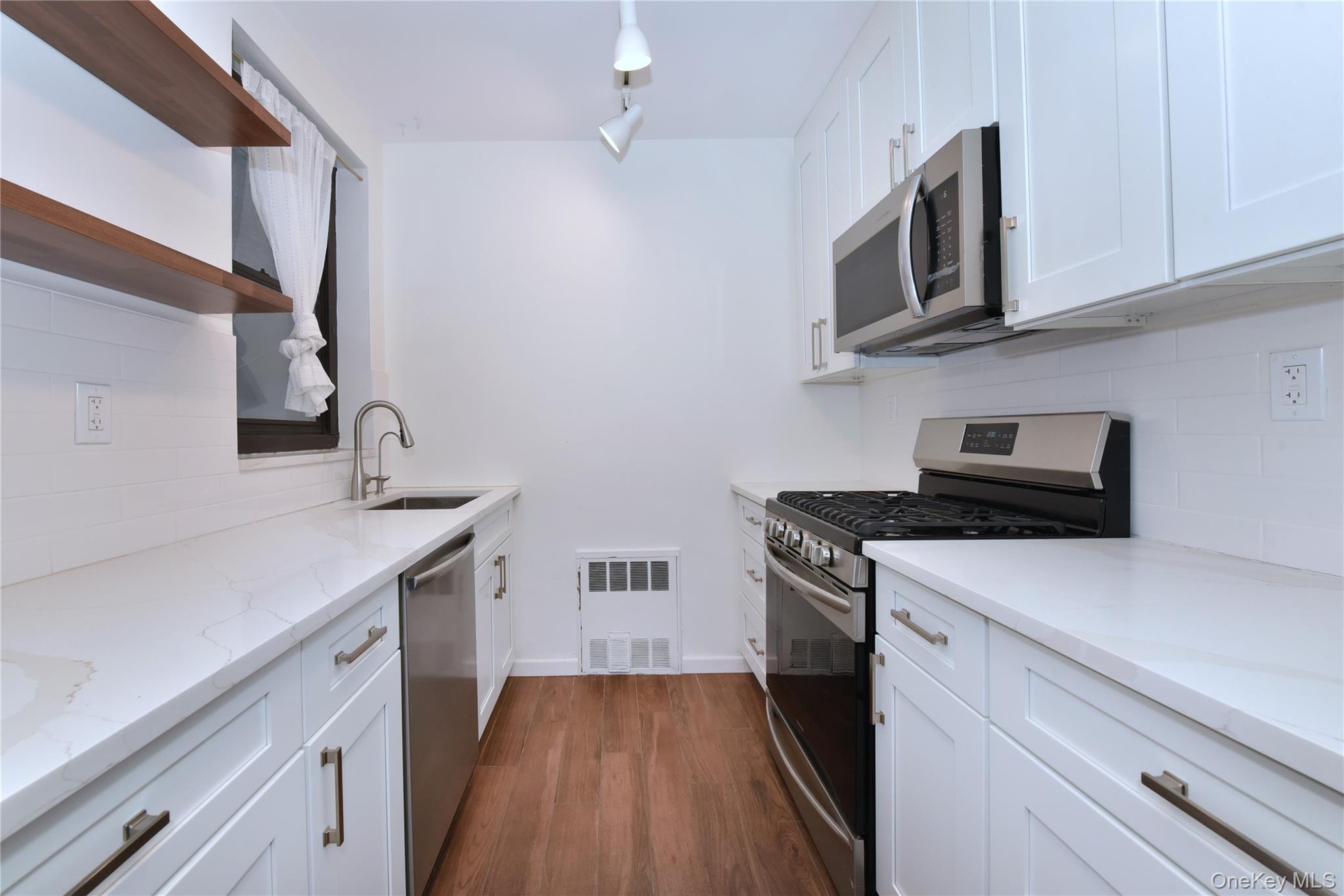 #19 photo, 15 HILL PARK Avenue, ग्रेट नेक Great Neck Plaza , NY 11021