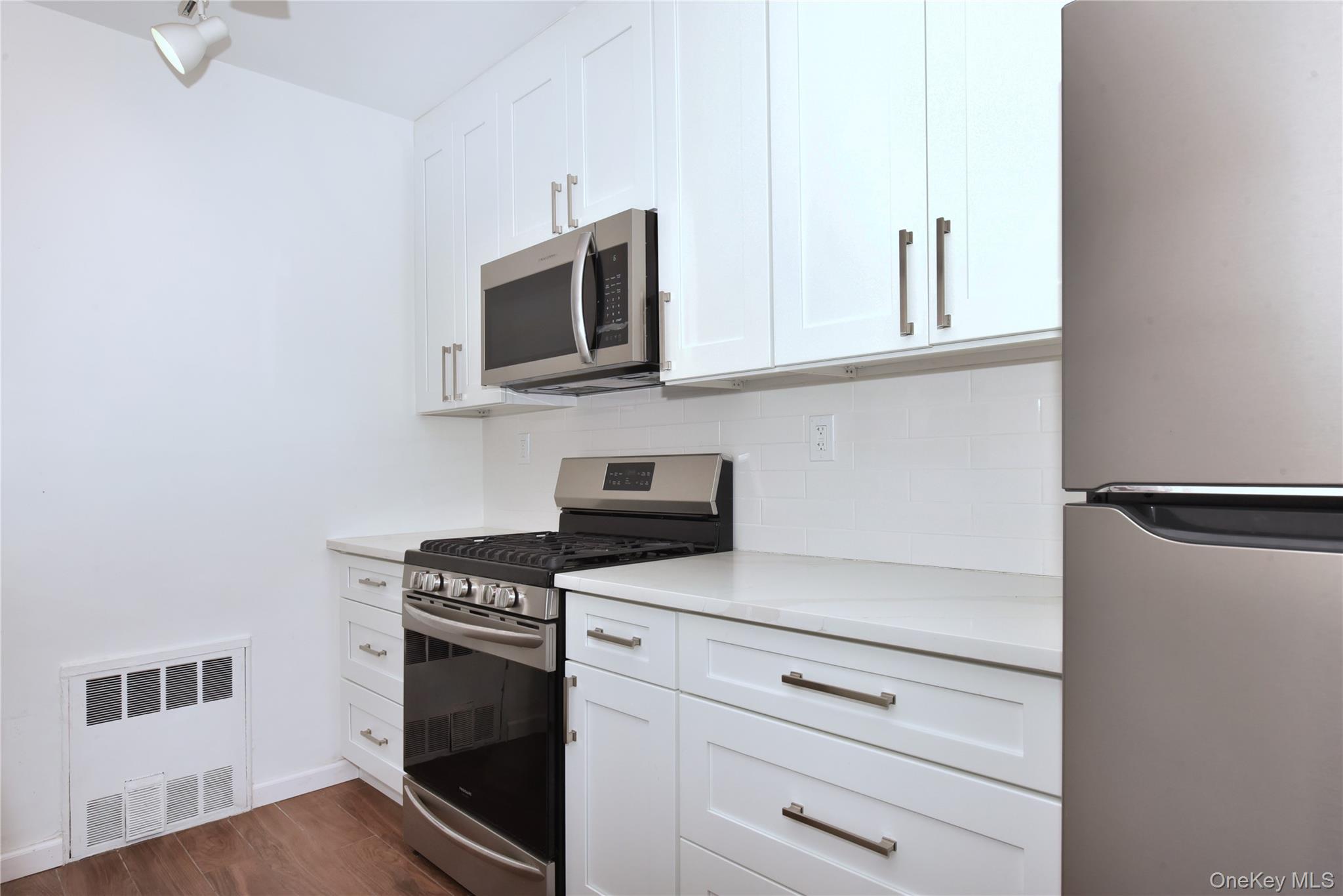 #20 photo, 15 HILL PARK Avenue, ग्रेट नेक Great Neck Plaza , NY 11021