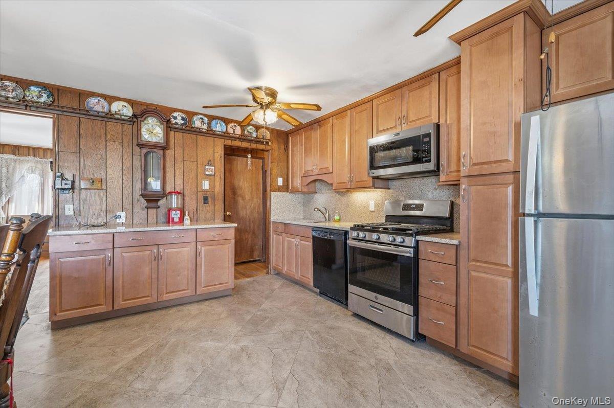 #4 photo, 9 Stanford Lane, Hicksville , NY 11801