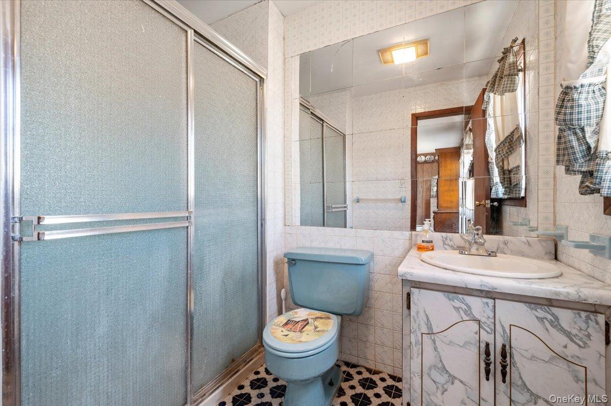 #8 photo, 9 Stanford Lane, Hicksville , NY 11801