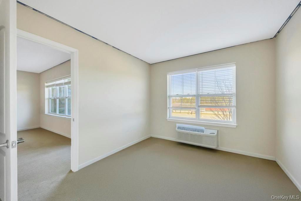 #14 photo, 1 Meadows Lane, מחוז סאפוק Yaphank , NY 11980