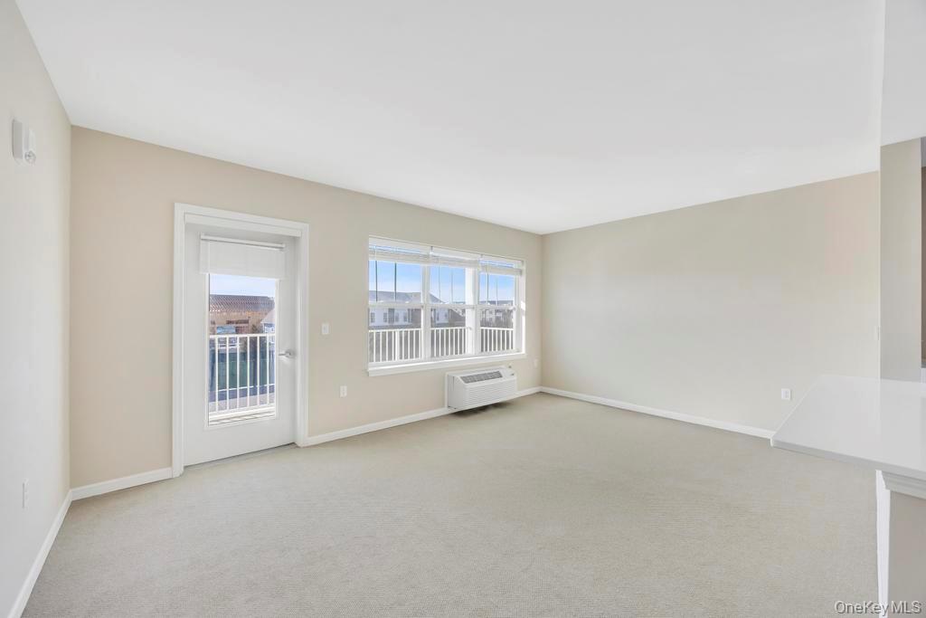 #12 photo, 1 Meadows Lane, מחוז סאפוק Yaphank , NY 11980