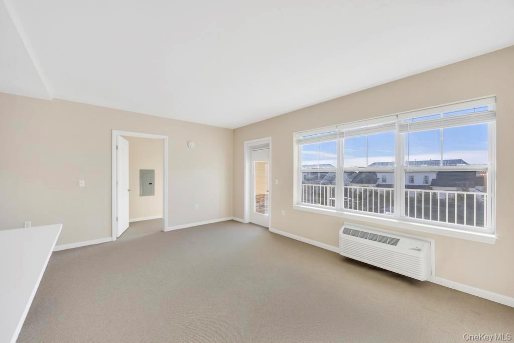 #13 photo, 1 Meadows Lane, מחוז סאפוק Yaphank , NY 11980