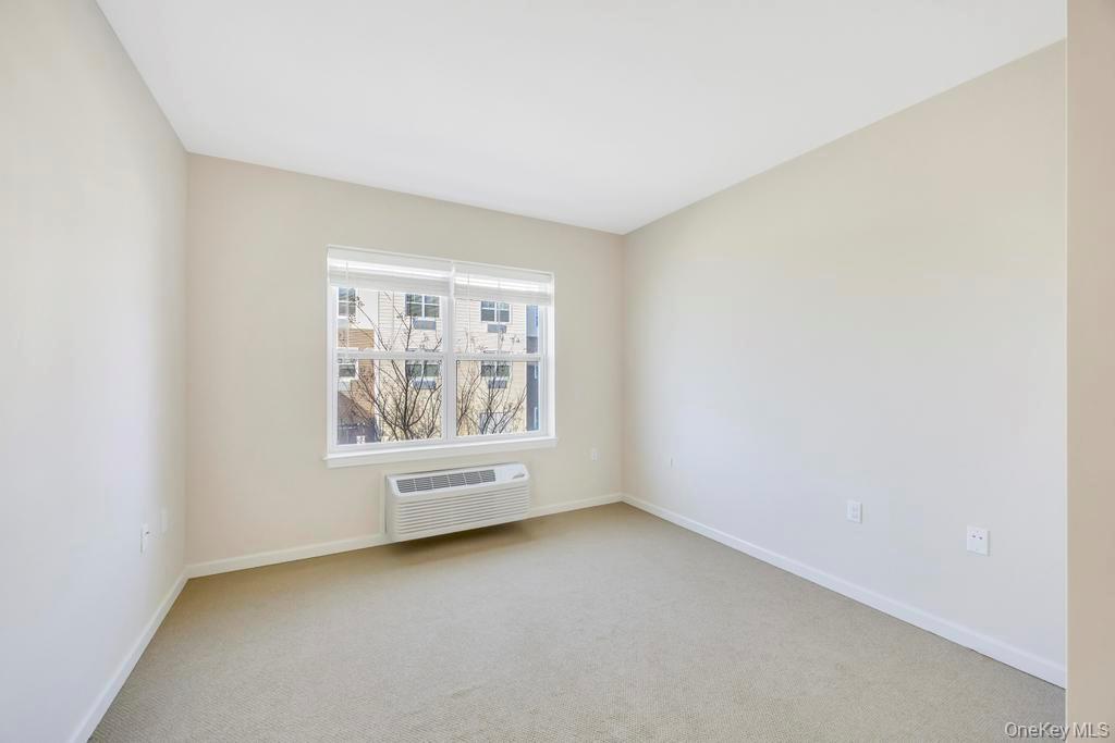 #16 photo, 1 Meadows Lane, מחוז סאפוק Yaphank , NY 11980