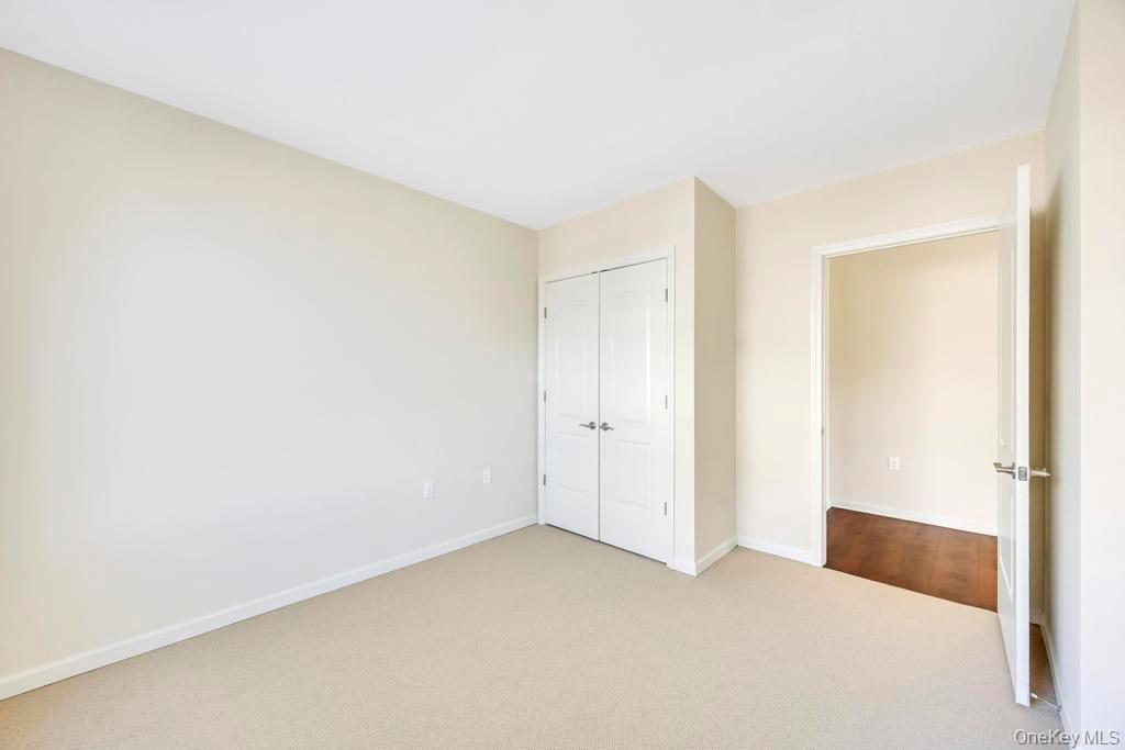 #17 photo, 1 Meadows Lane, מחוז סאפוק Yaphank , NY 11980