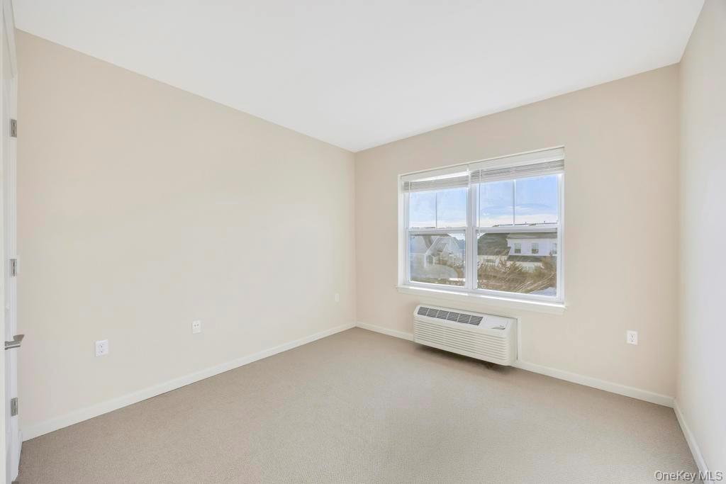 #19 photo, 1 Meadows Lane, מחוז סאפוק Yaphank , NY 11980