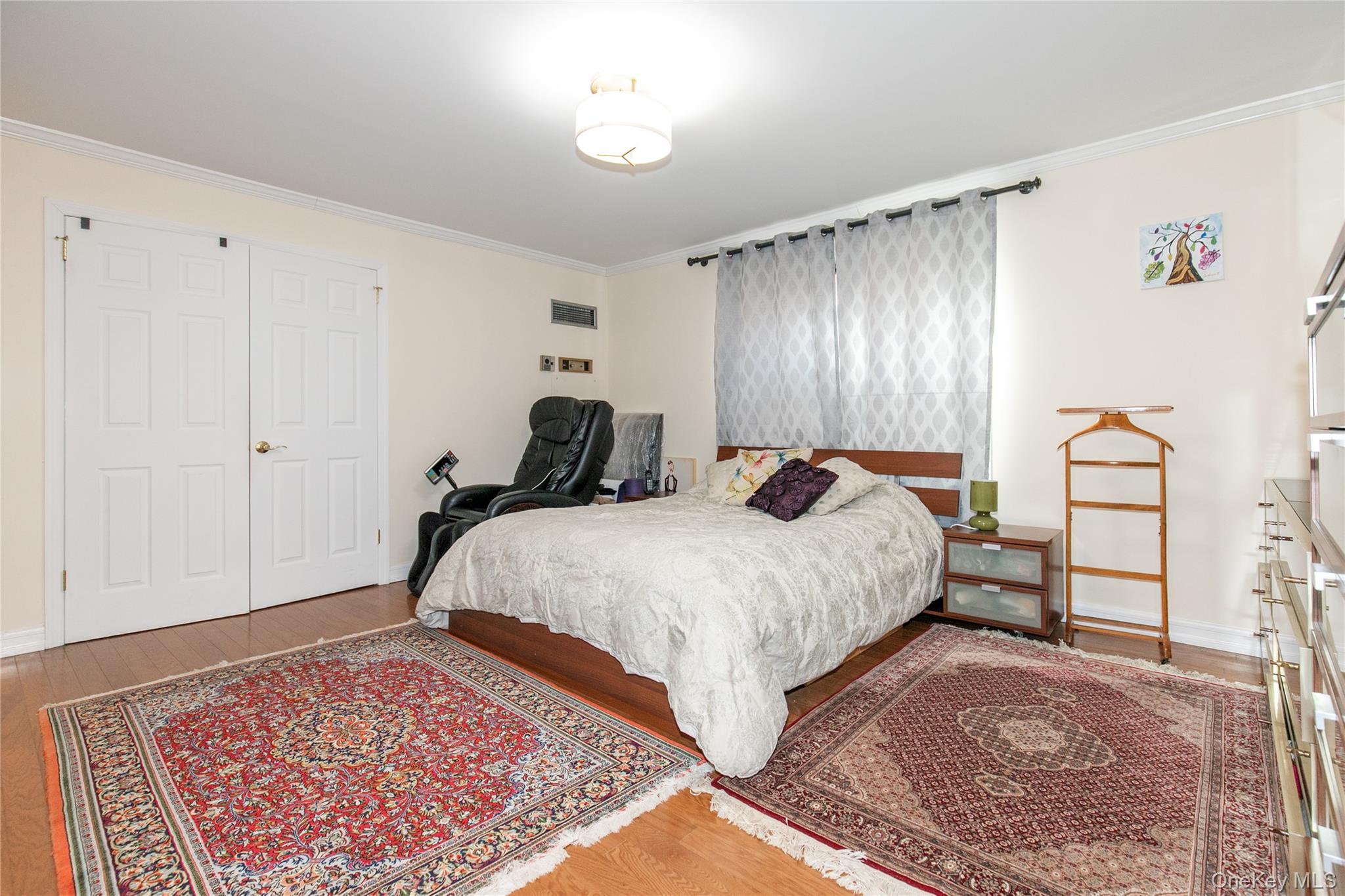 #18 photo, 12 Bond Street, Great Neck , NY 11021