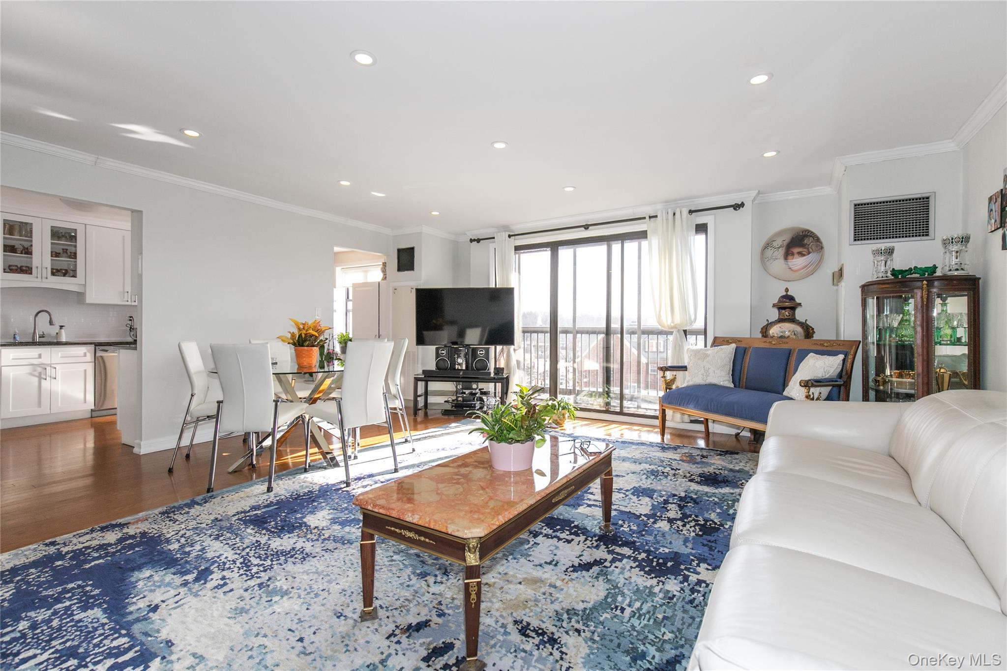 #7 photo, 12 Bond Street, Great Neck , NY 11021