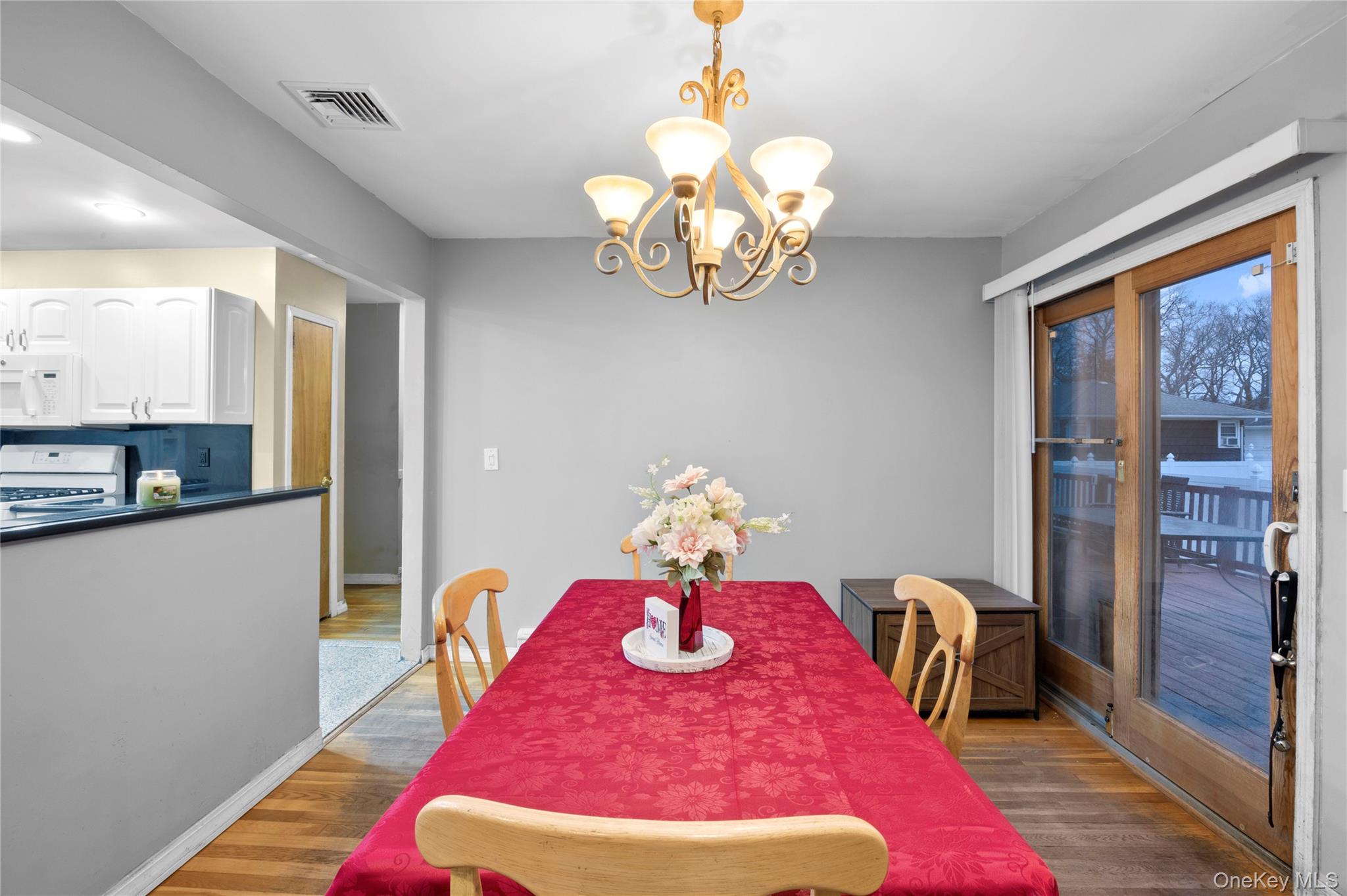 #11 photo, 139 N Linden Street, 长岛 Massapequa , NY 11758