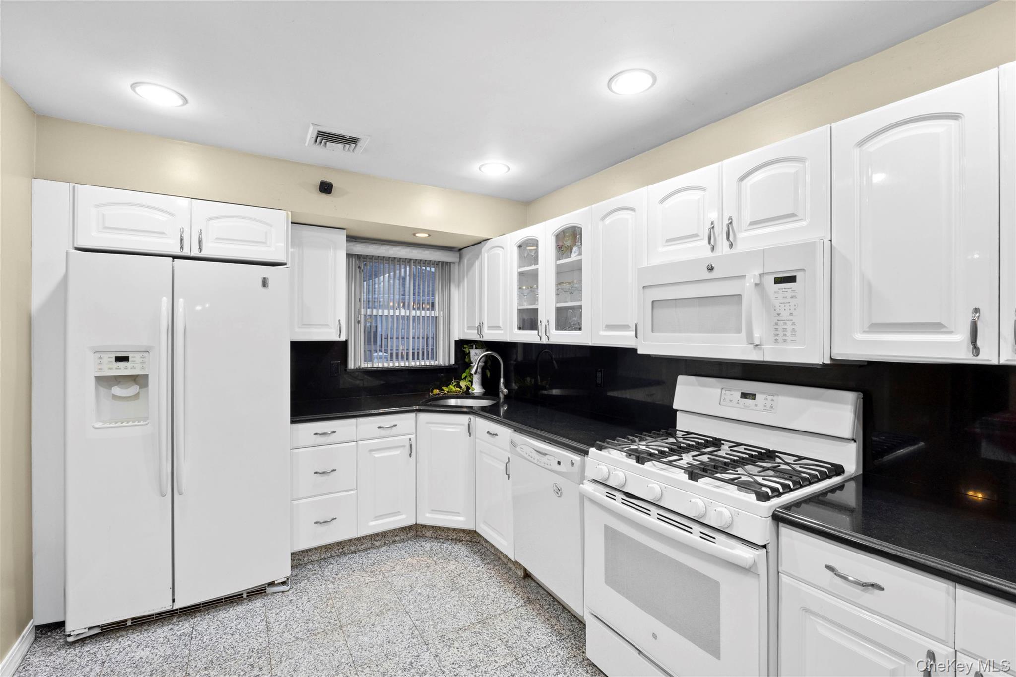 #12 photo, 139 N Linden Street, 长岛 Massapequa , NY 11758