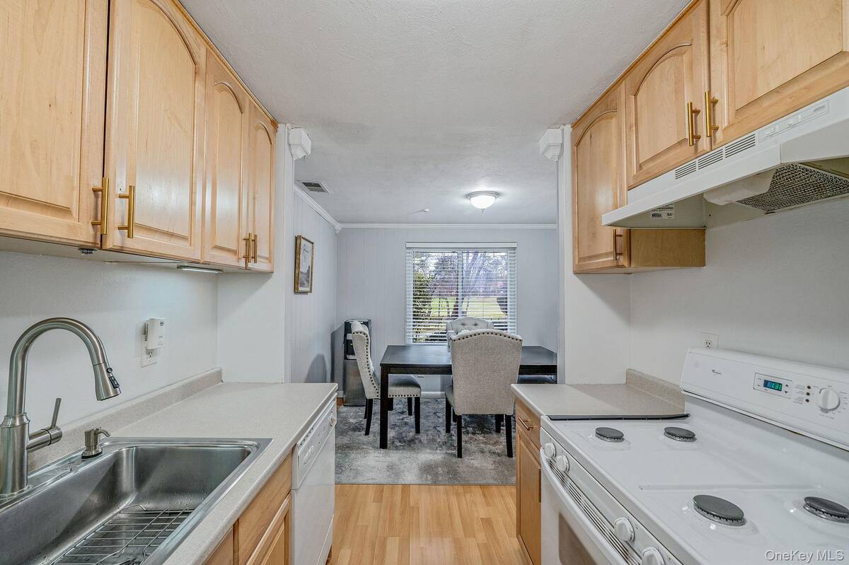 #10 photo, 202 Birchwood Road, Саффолк ‖ Medford , NY 11763