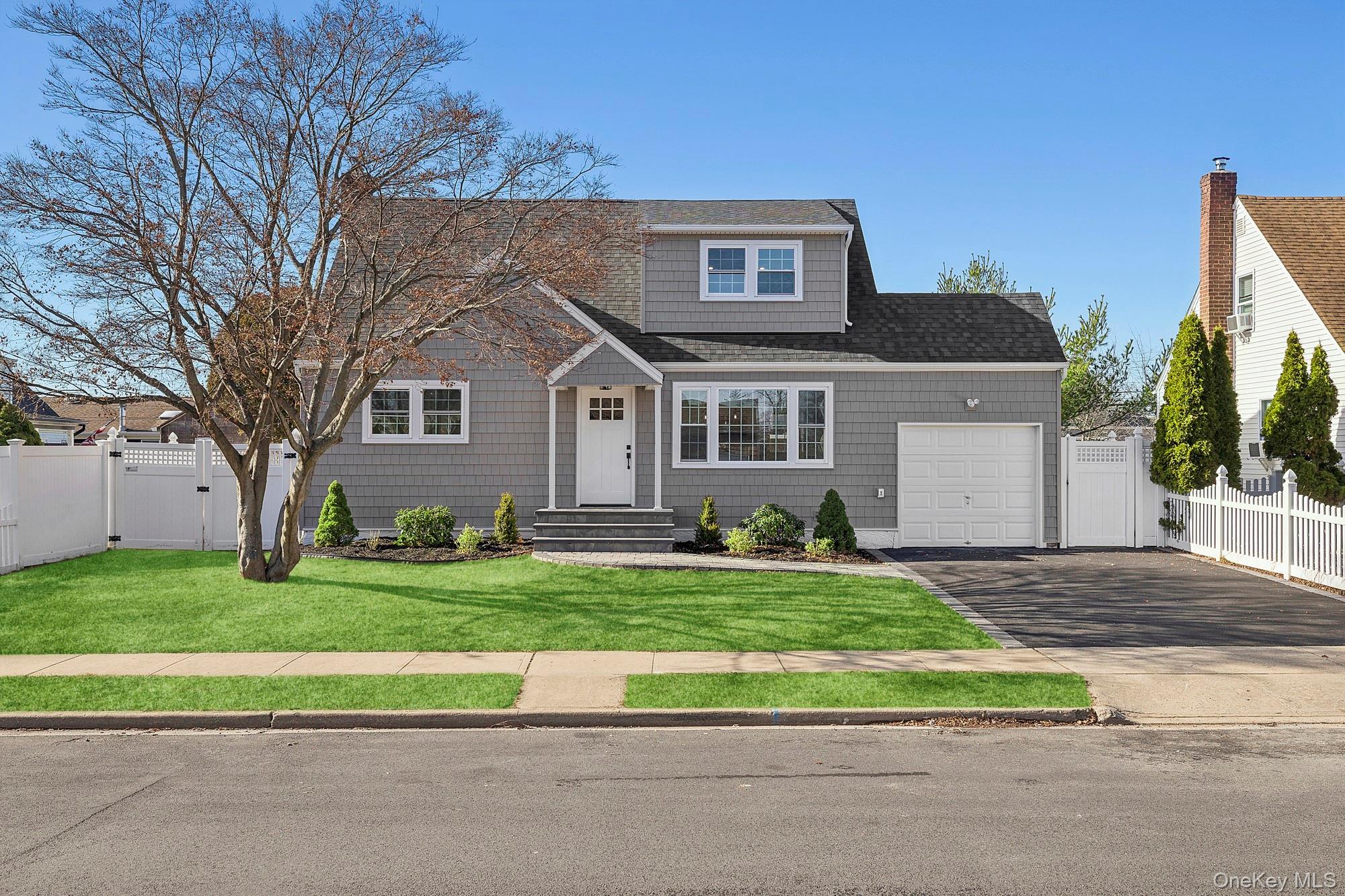 #1 photo, 36 Cinque Drive, नासाउ काउंटी Farmingdale , NY 11735