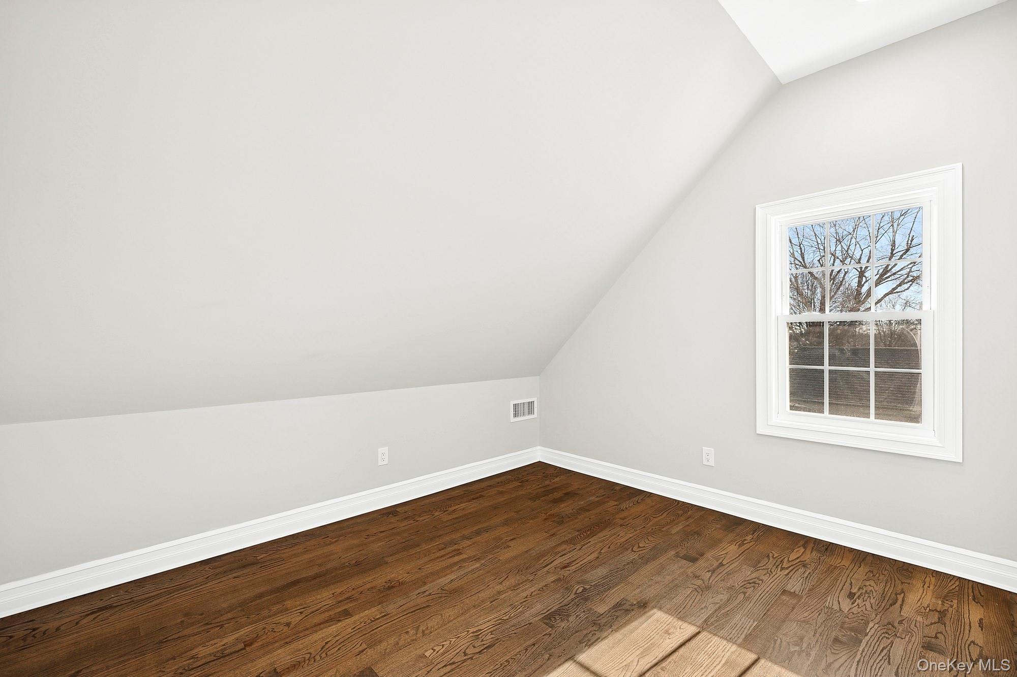 #14 photo, 36 Cinque Drive, नासाउ काउंटी Farmingdale , NY 11735