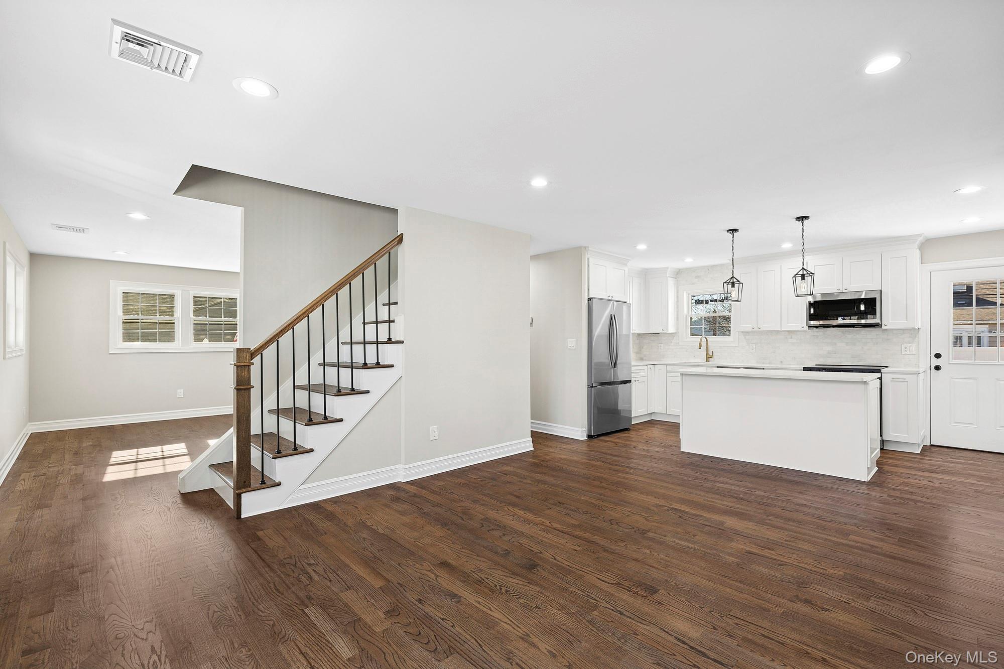 #2 photo, 36 Cinque Drive, नासाउ काउंटी Farmingdale , NY 11735