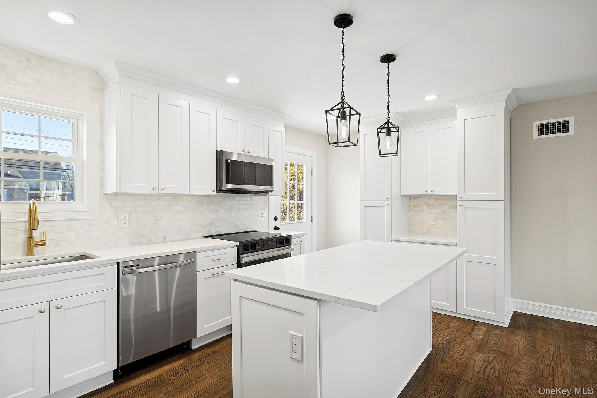 #4 photo, 36 Cinque Drive, नासाउ काउंटी Farmingdale , NY 11735