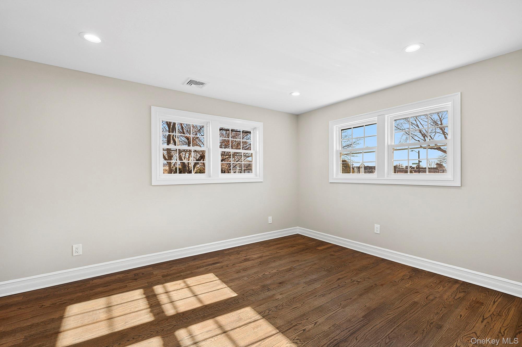 #8 photo, 36 Cinque Drive, नासाउ काउंटी Farmingdale , NY 11735