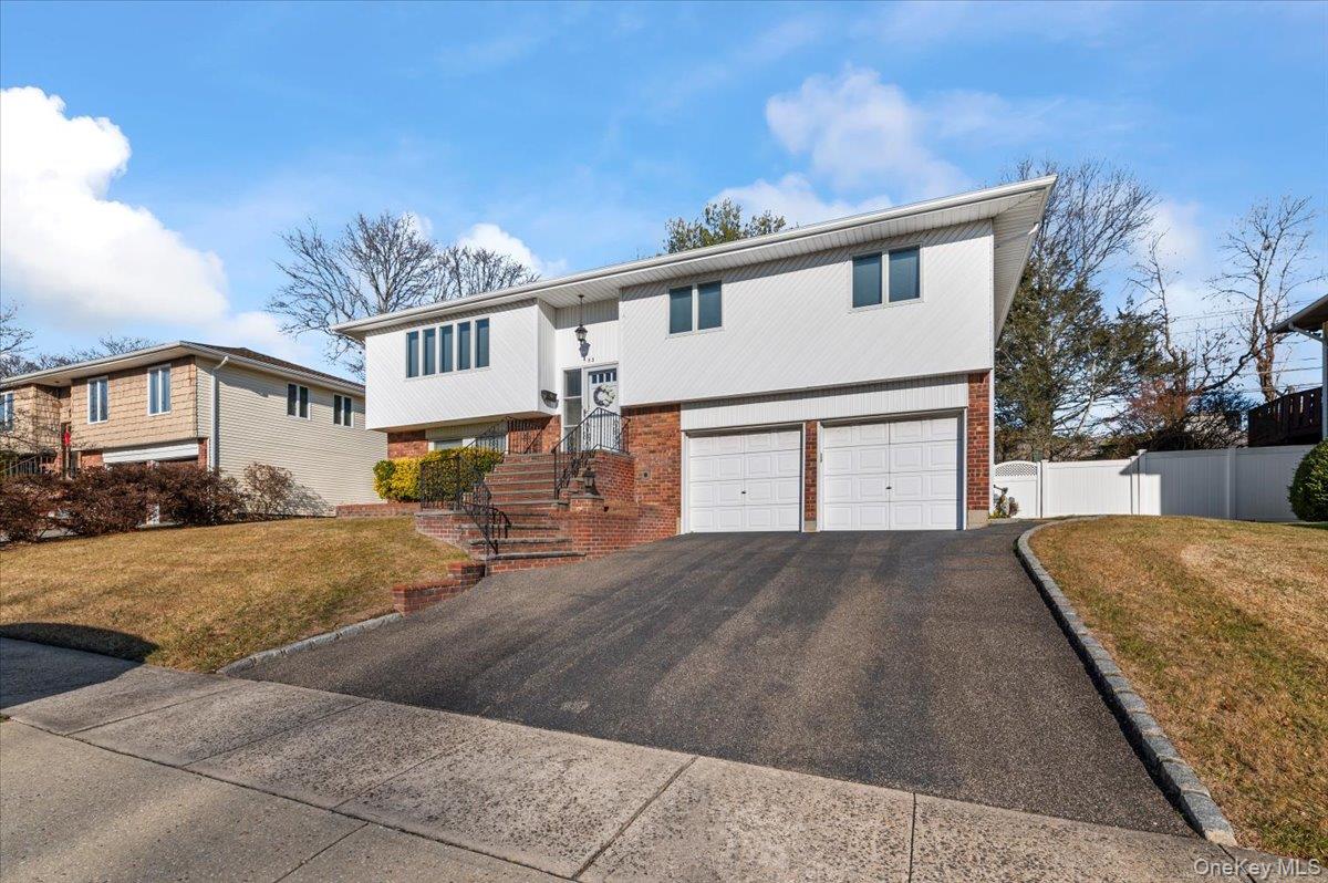 #2 photo, 53 Beaumont Drive, नासाउ काउंटी Plainview , NY 11803