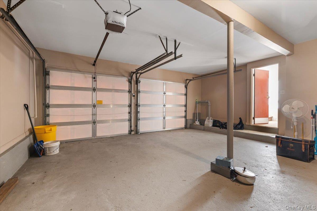 #20 photo, 53 Beaumont Drive, नासाउ काउंटी Plainview , NY 11803