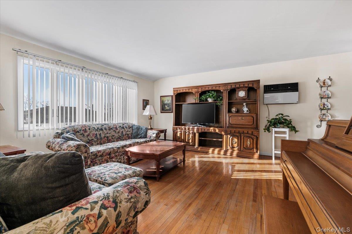 #4 photo, 53 Beaumont Drive, नासाउ काउंटी Plainview , NY 11803