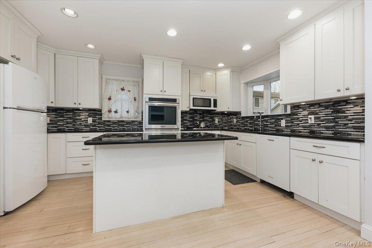 #6 photo, 22 Sunset Trail, Bronx , NY 10465