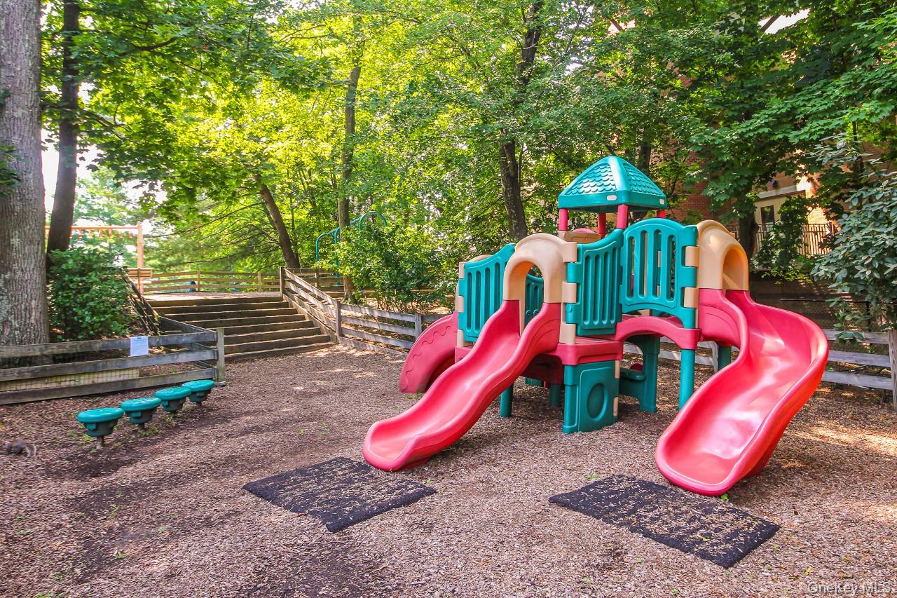 #19 photo, 32 Westwood Close, Irvington , NY 10533