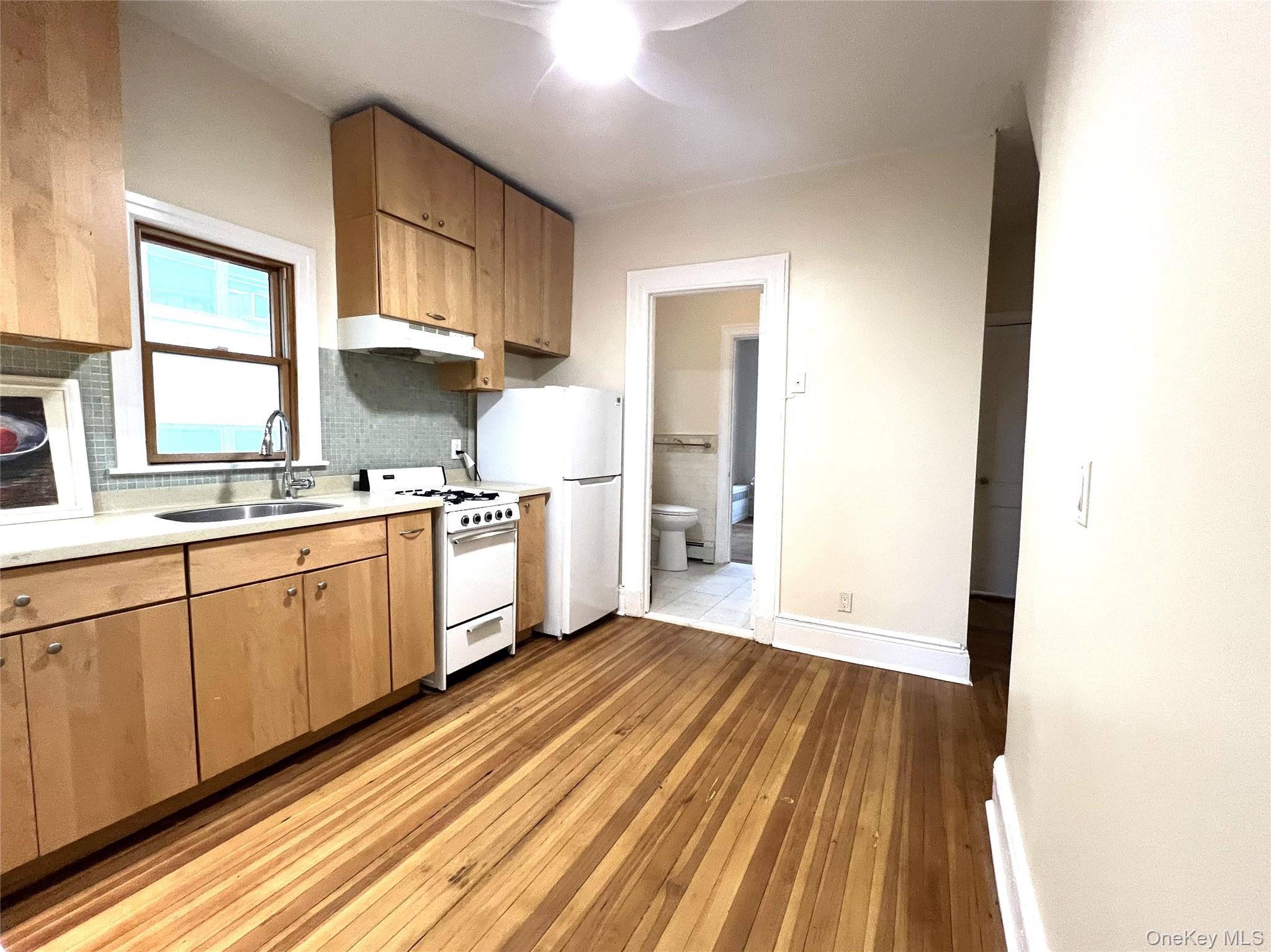 #3 photo, 241 W Broadway, नासाउ काउंटी Long Beach , NY 11561