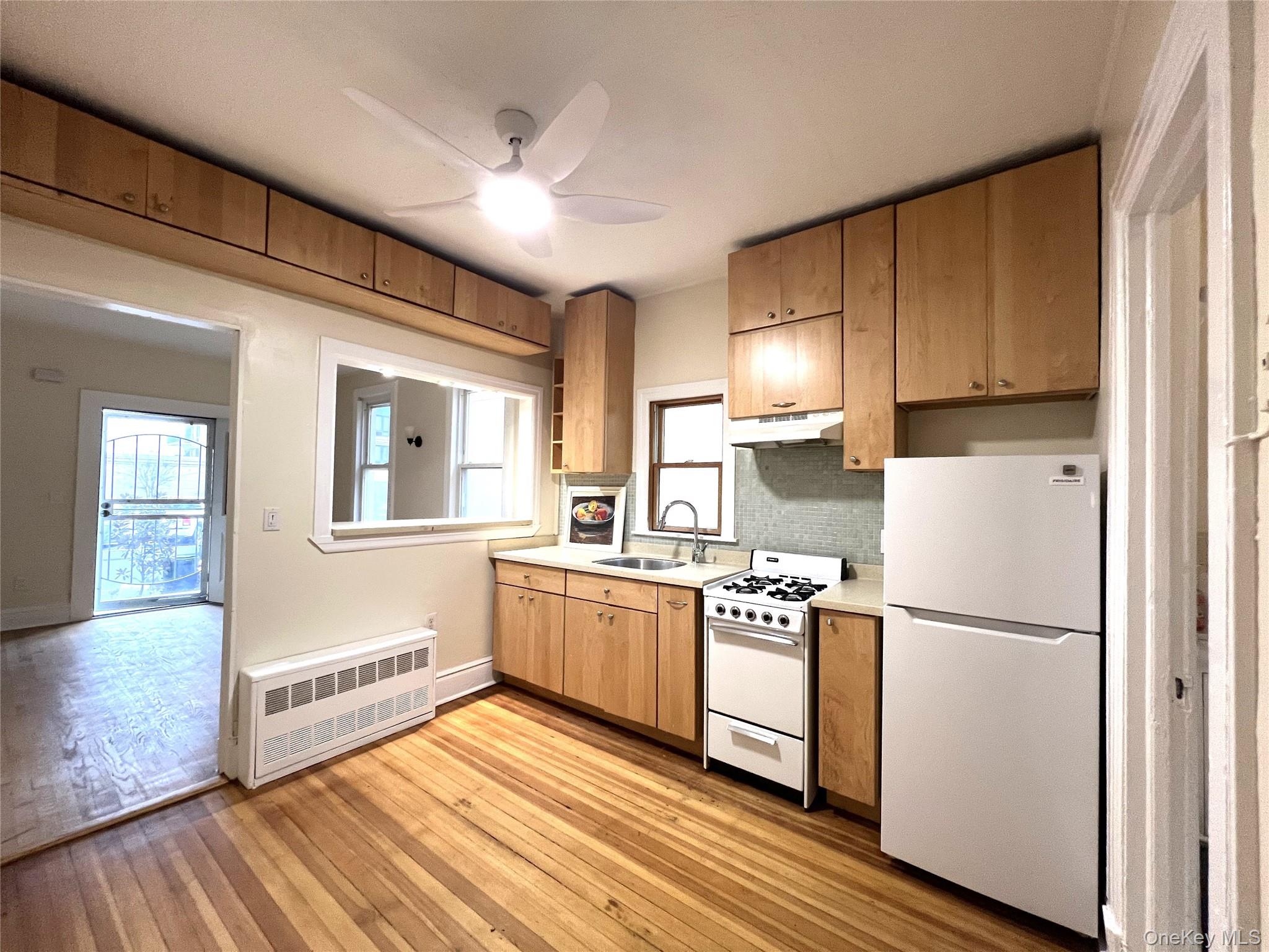 #4 photo, 241 W Broadway, नासाउ काउंटी Long Beach , NY 11561