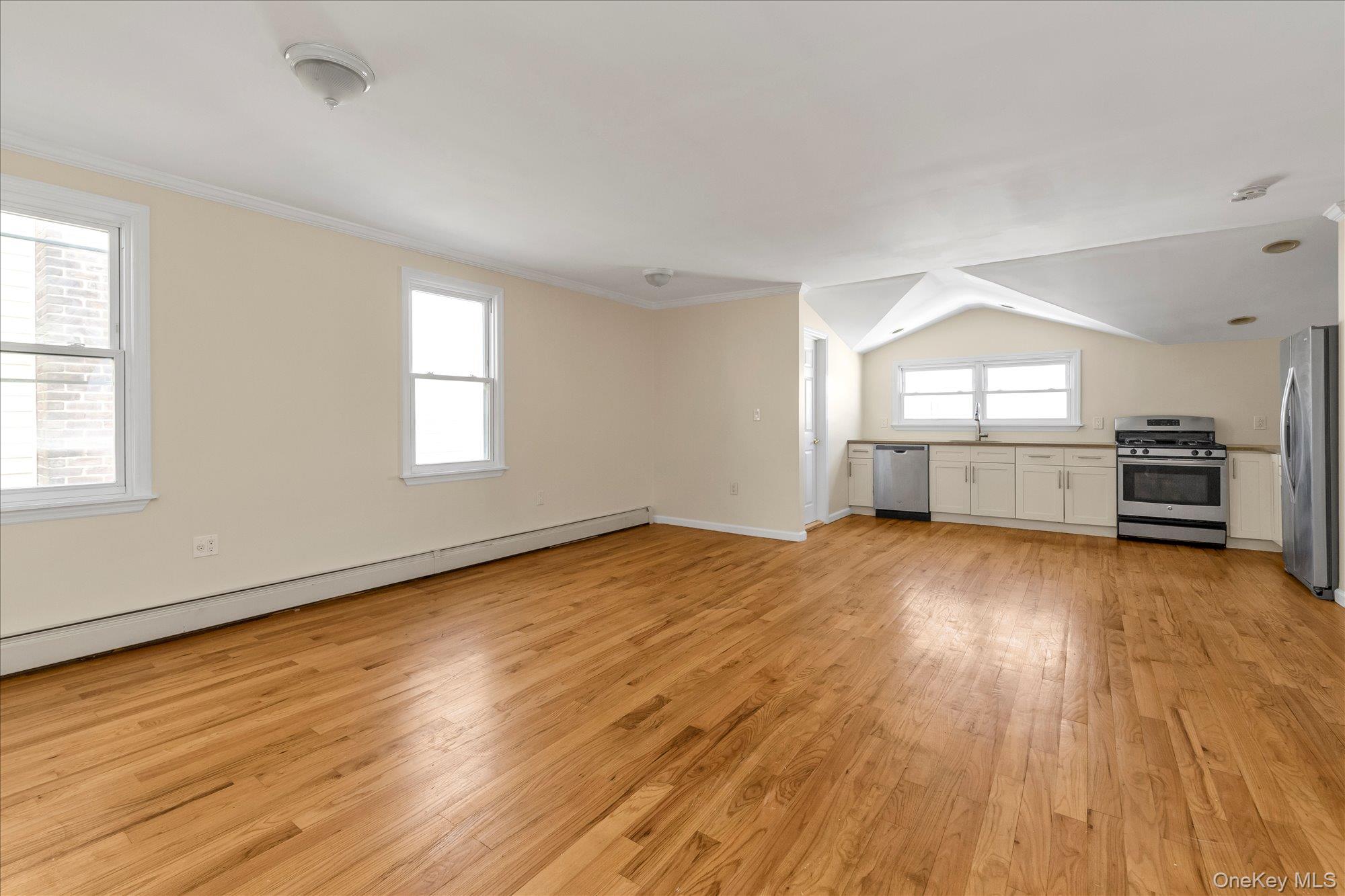 #1 photo, 45-32 Utopia Parkway, קווינס Flushing , NY 11358