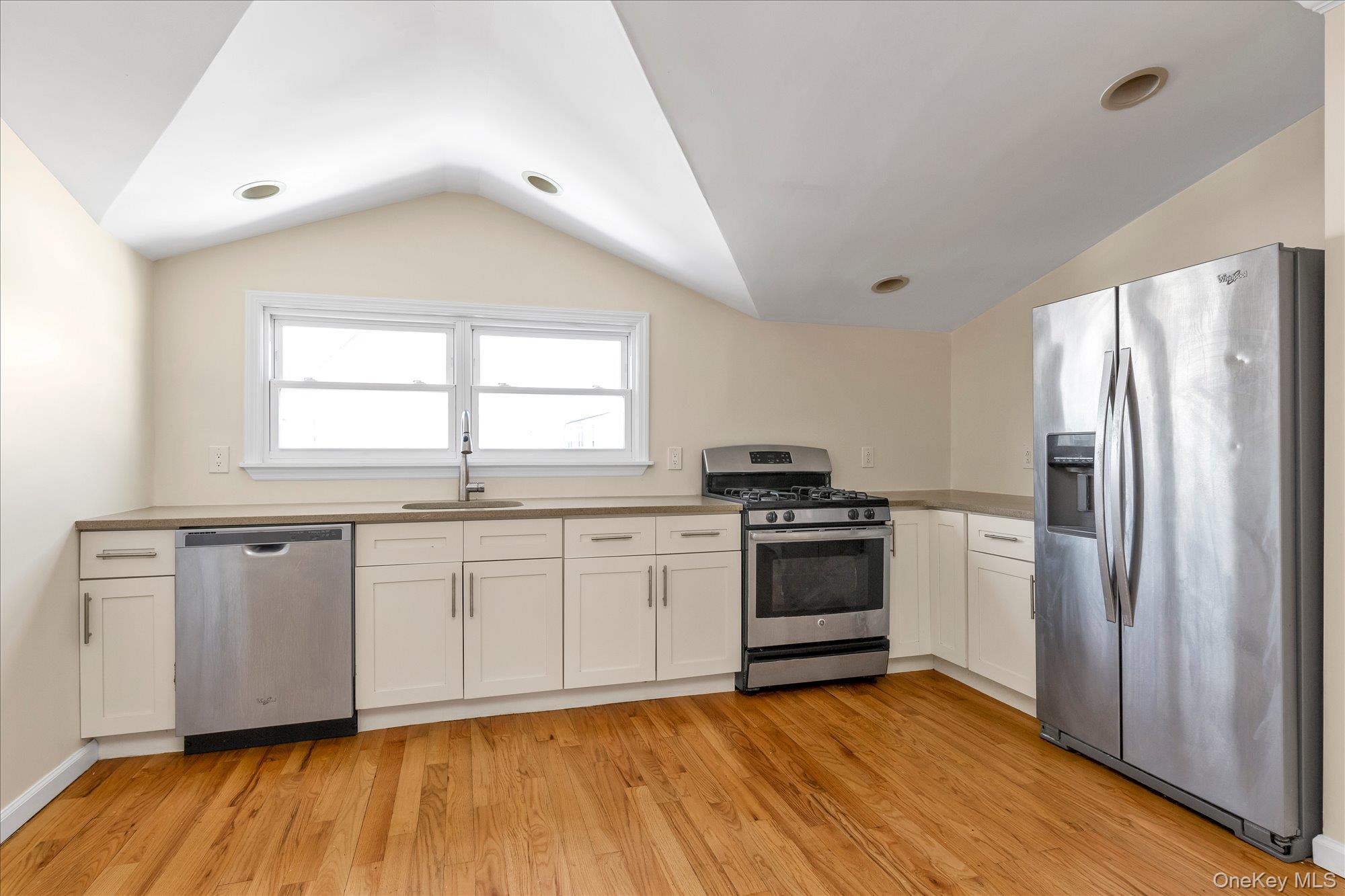 #2 photo, 45-32 Utopia Parkway, קווינס Flushing , NY 11358