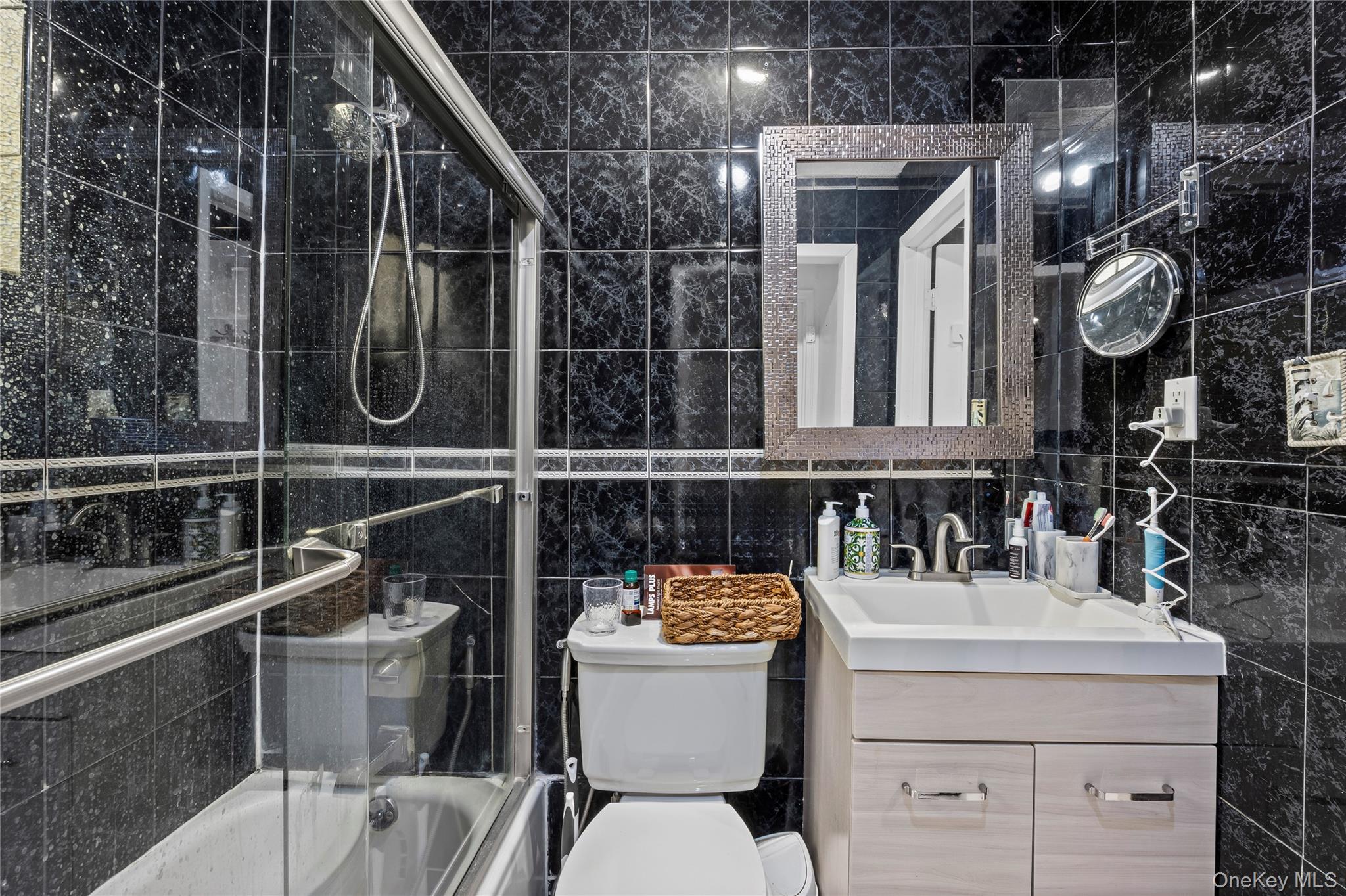 #12 photo, 18 South Drive, New Hyde Park , NY 11040