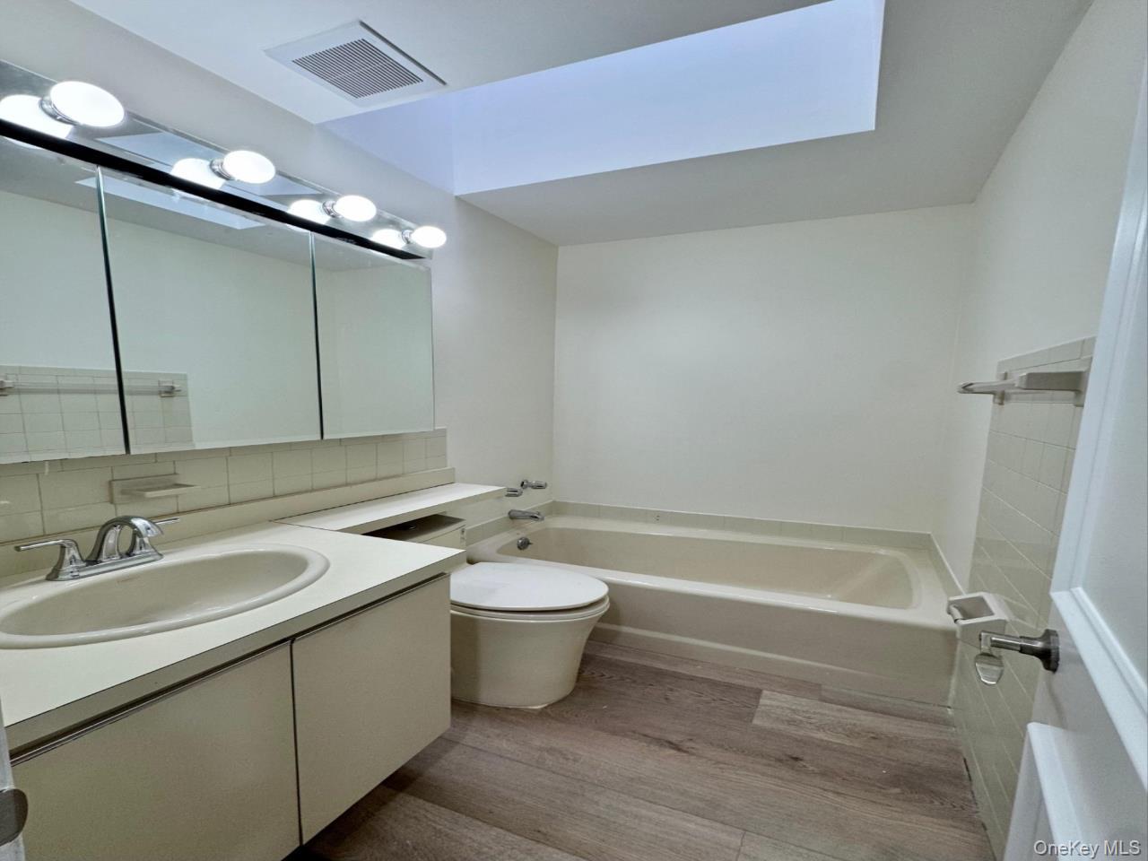 #13 photo, 80 Northgate Circle, सफ़ोक काउंटी Melville , NY 11747