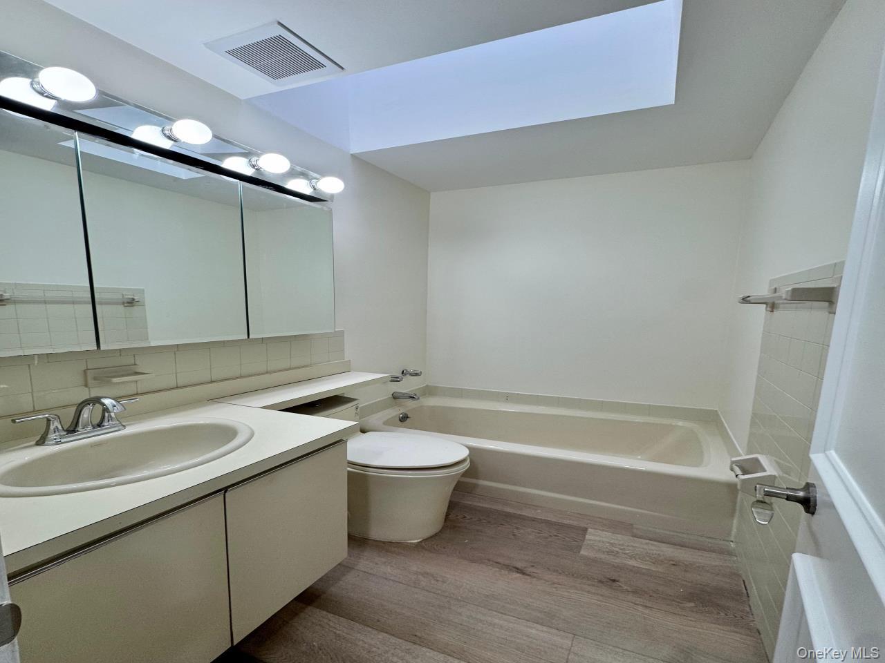 #7 photo, 80 Northgate Circle, सफ़ोक काउंटी Melville , NY 11747