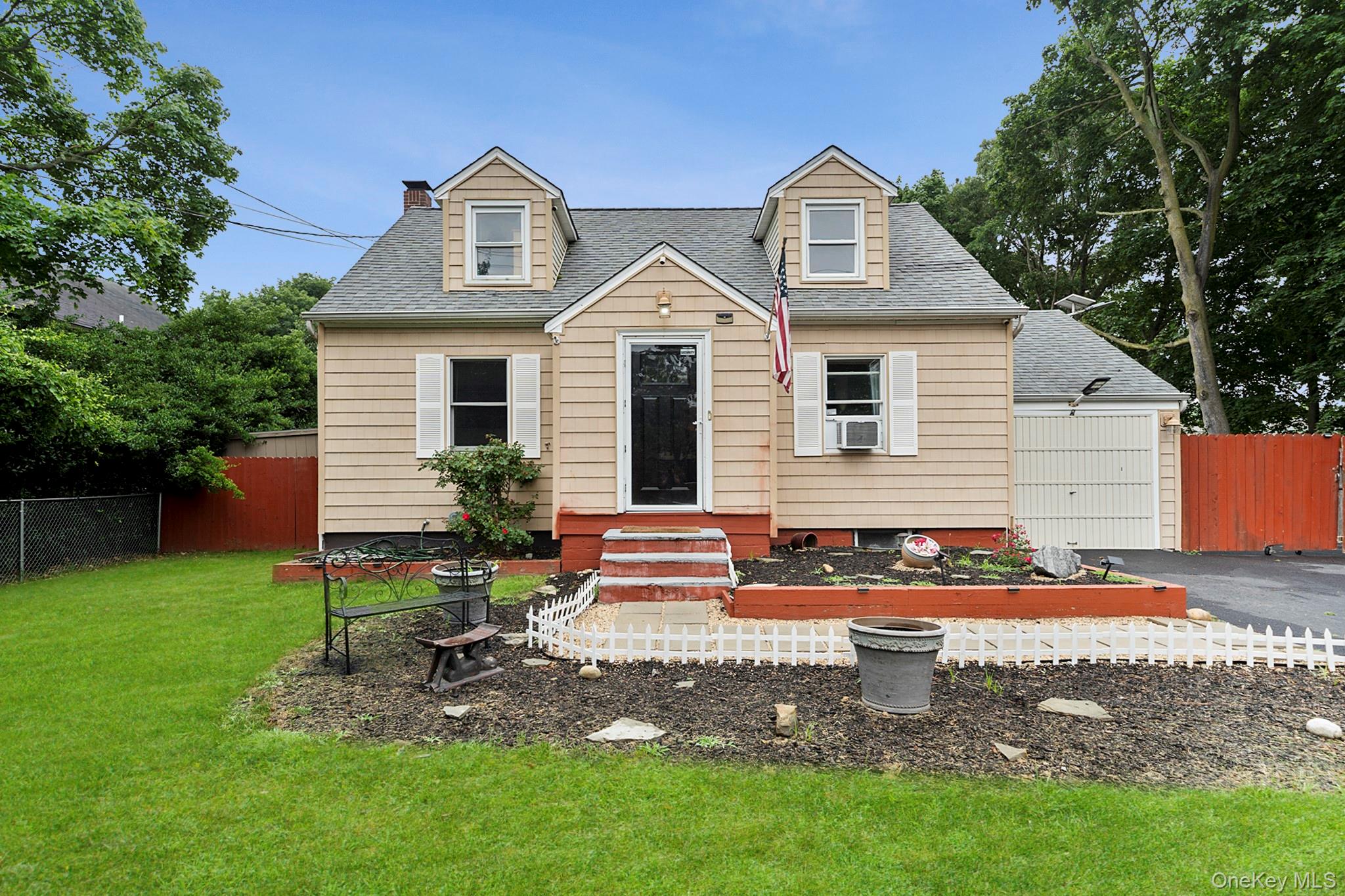 #1 photo, 824 Lincoln Avenue, Bohemia , NY 11716