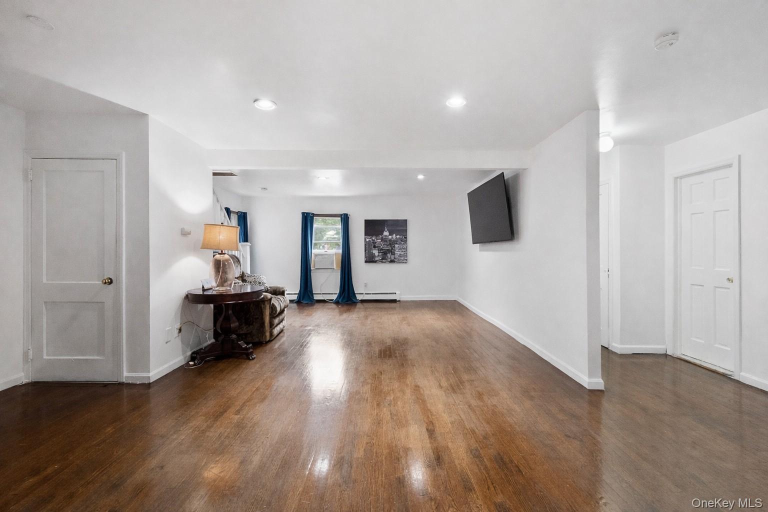 #3 photo, 824 Lincoln Avenue, Bohemia , NY 11716