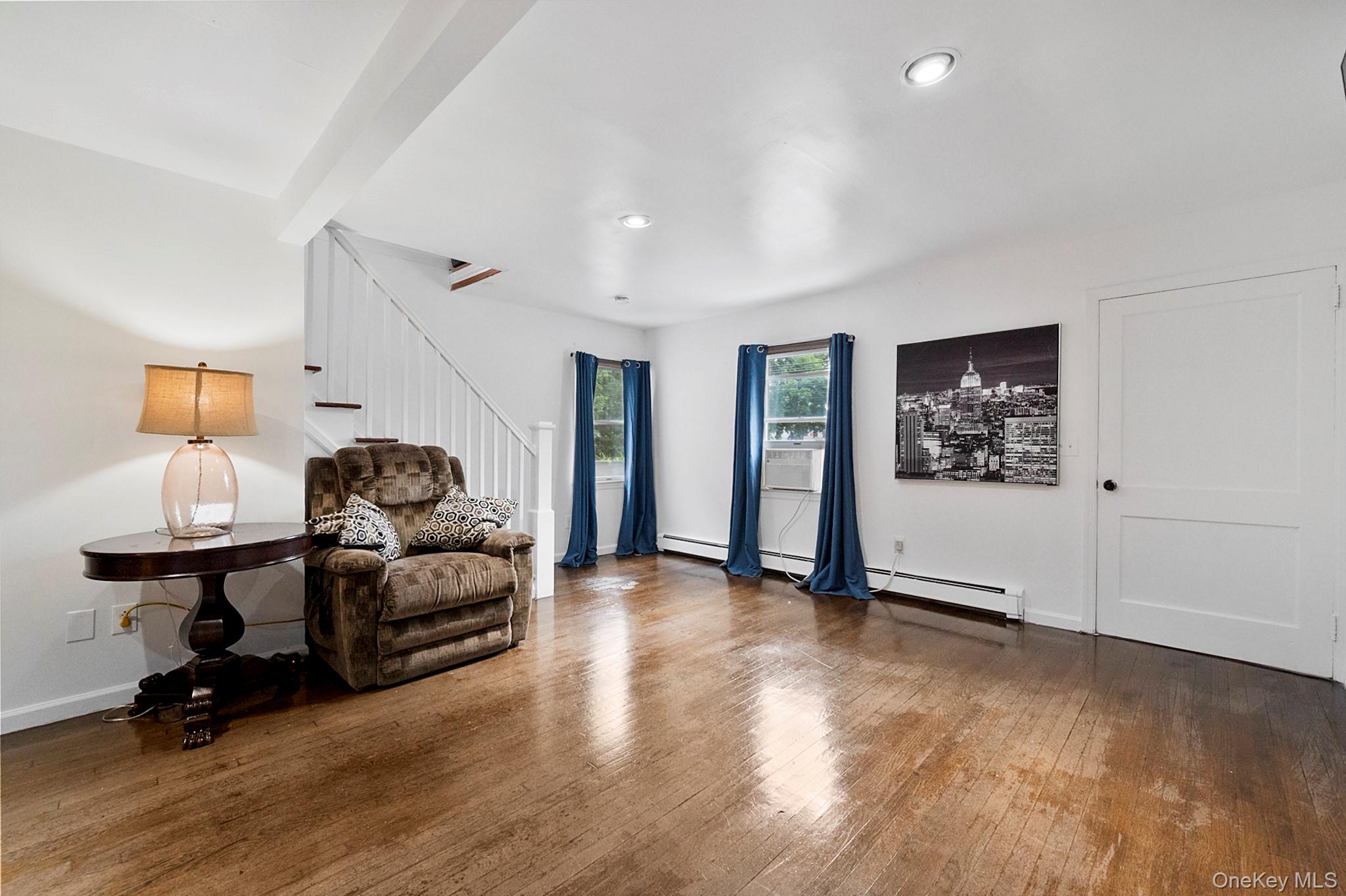 #4 photo, 824 Lincoln Avenue, Bohemia , NY 11716