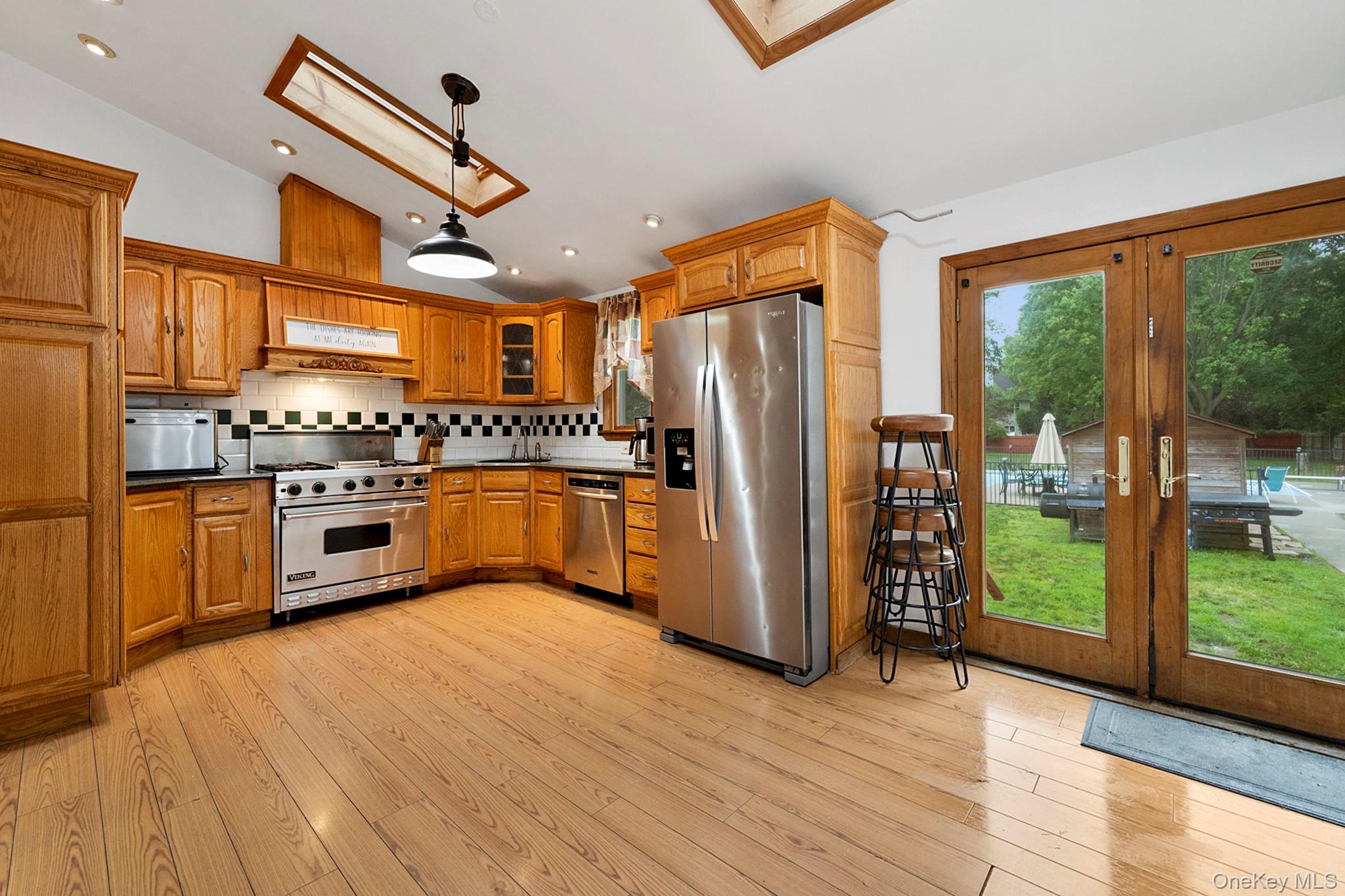 #5 photo, 824 Lincoln Avenue, Bohemia , NY 11716