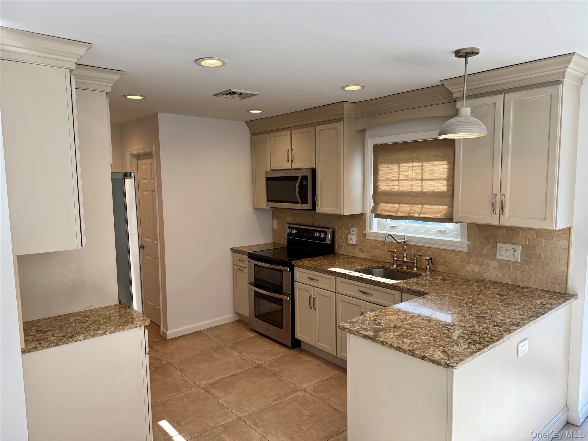 #8 photo, 4 Sheila Court, سوفولك Manorville , NY 11949