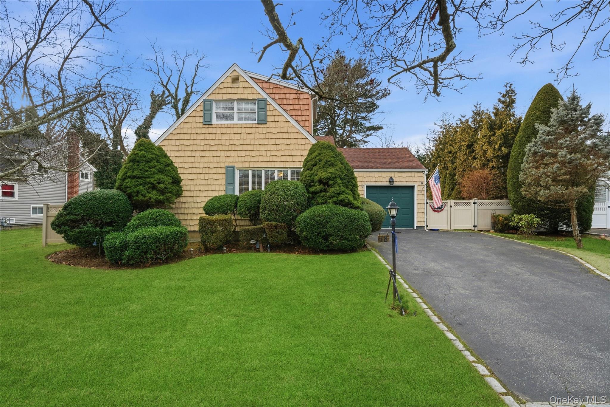 #1 photo, 18 Gaylore Drive, מחוז סאפוק Amityville , NY 11701